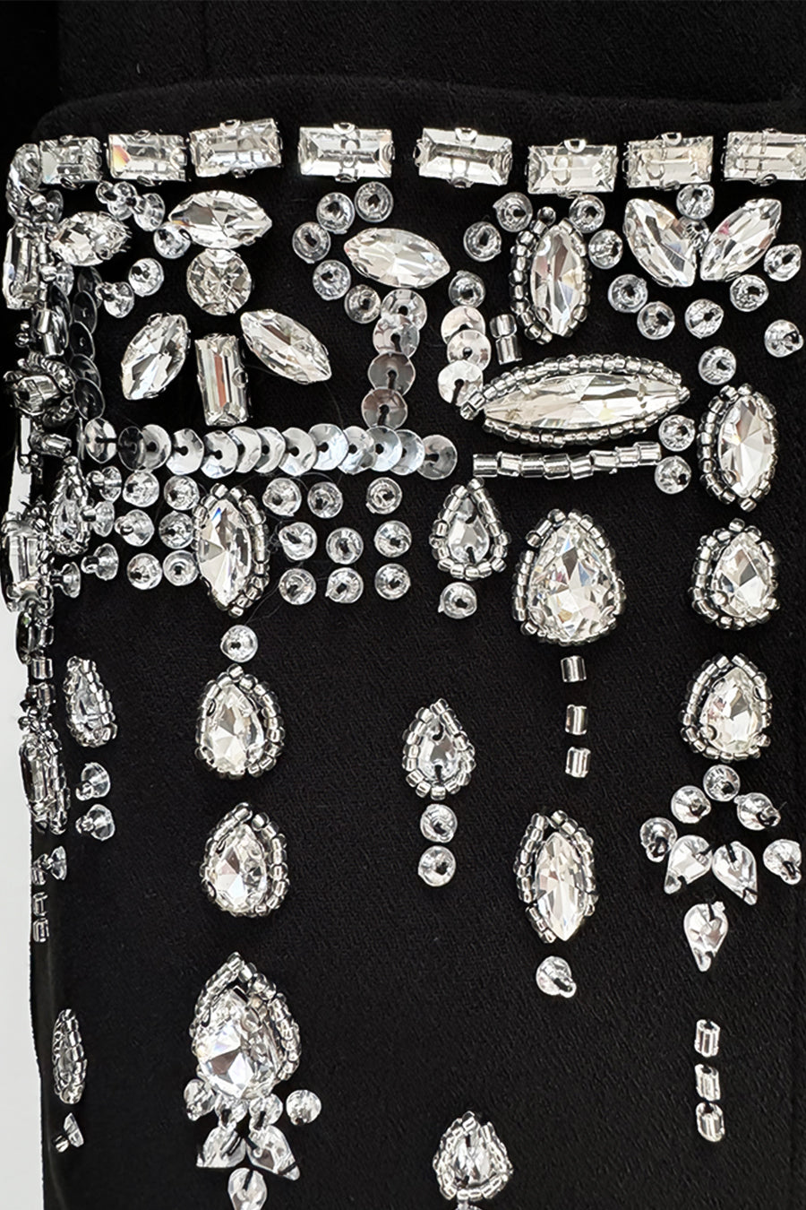 Vestido Longo de Silhueta com Lapelas e Detalhes em Cristal - Preto