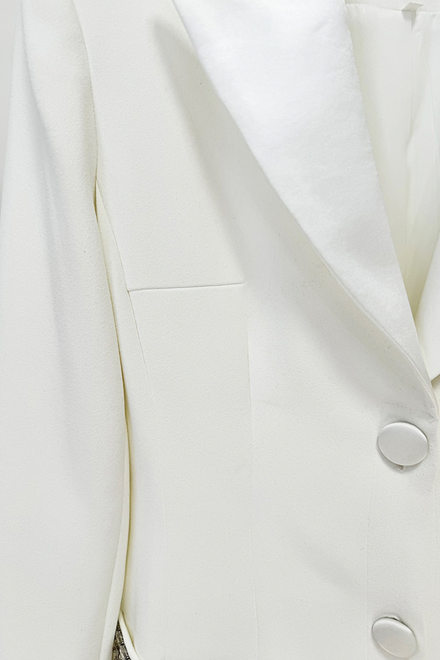 Vestido Longo de Silhueta com Lapelas e Detalhes em Cristal - Branco