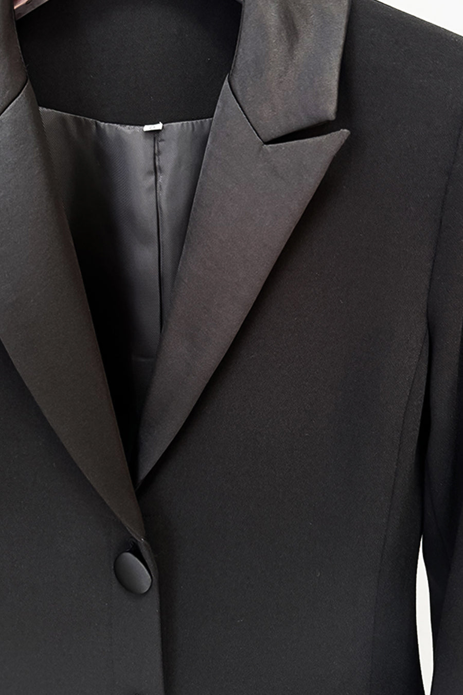 Vestido Longo de Silhueta com Lapelas e Detalhes em Cristal - Preto