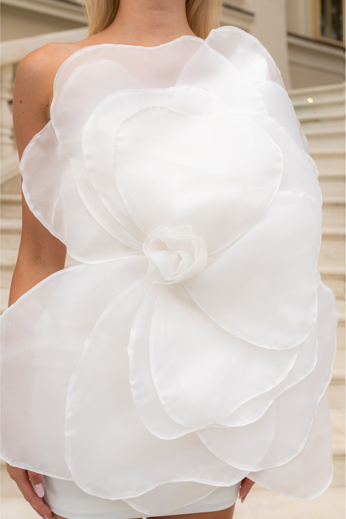 Vestido Mini Floral de Organza Volumosa 3D - Branco