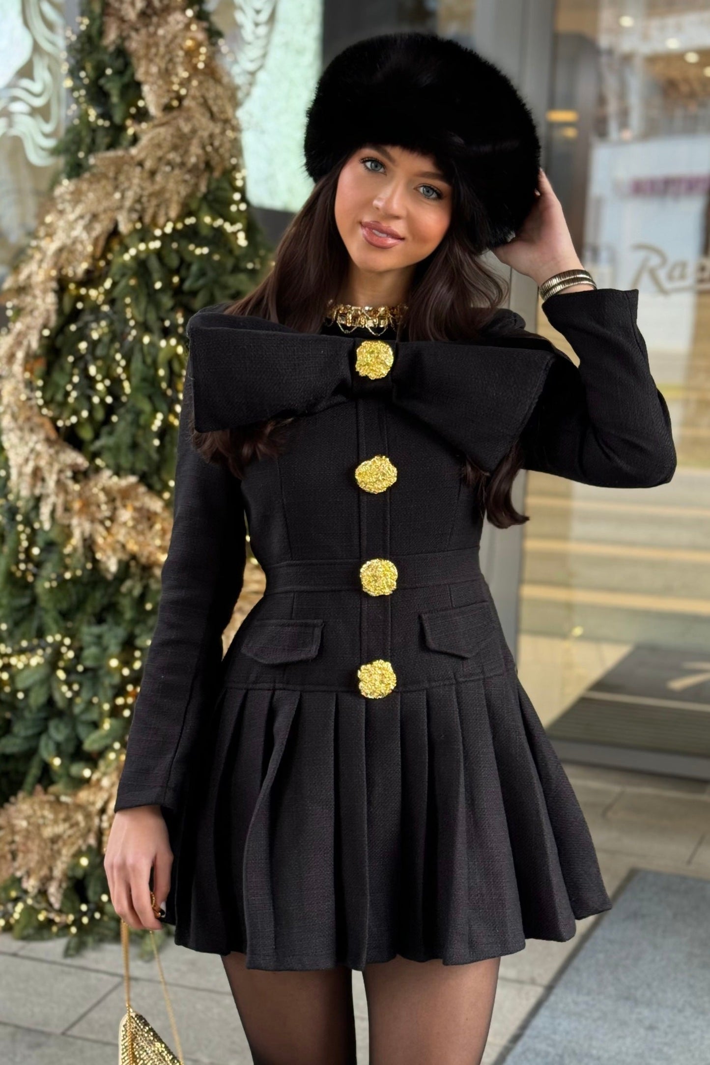 Vestido Botonado Com Grandes Botões Decorativos Dourados E Laço No Decote - Preto