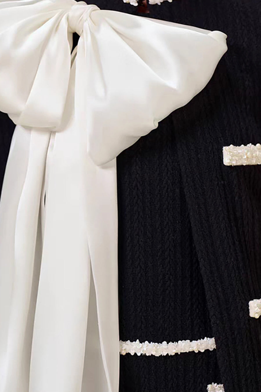 Sobretudo Texturizado Elegante com Detalhe de Laço Branco - Preto