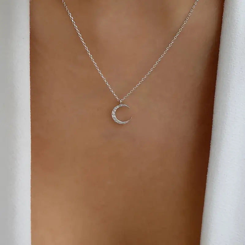 Colar com pendente em forma de lua