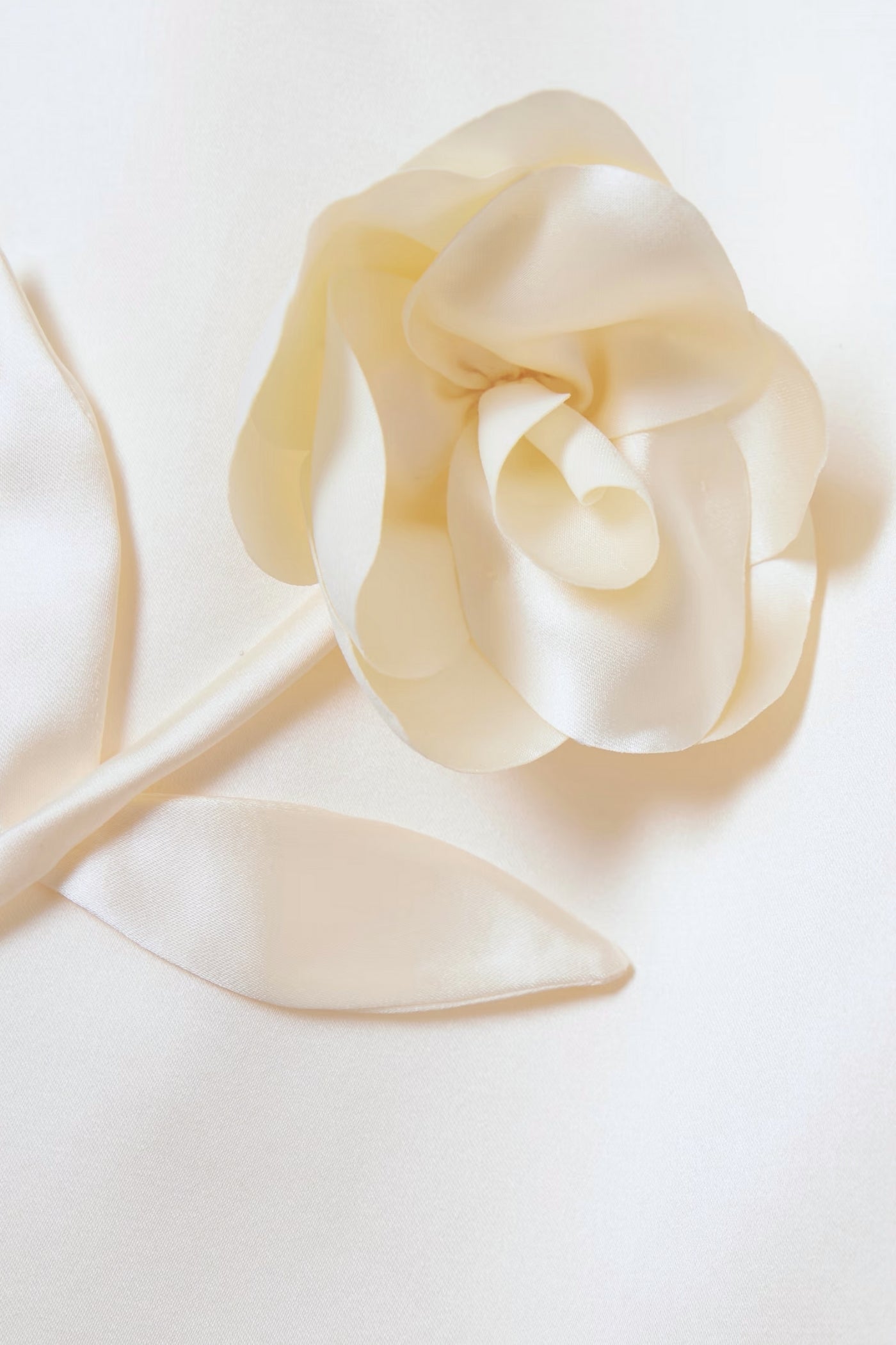 Saia Lápis de Cetim com Aplicações Florais em 3D - Ivoire