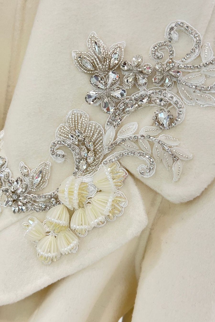 Sobretudo de Cashmere com Punhos de Pele de Raposa e Detalhes Florais em 3D - Ivoire