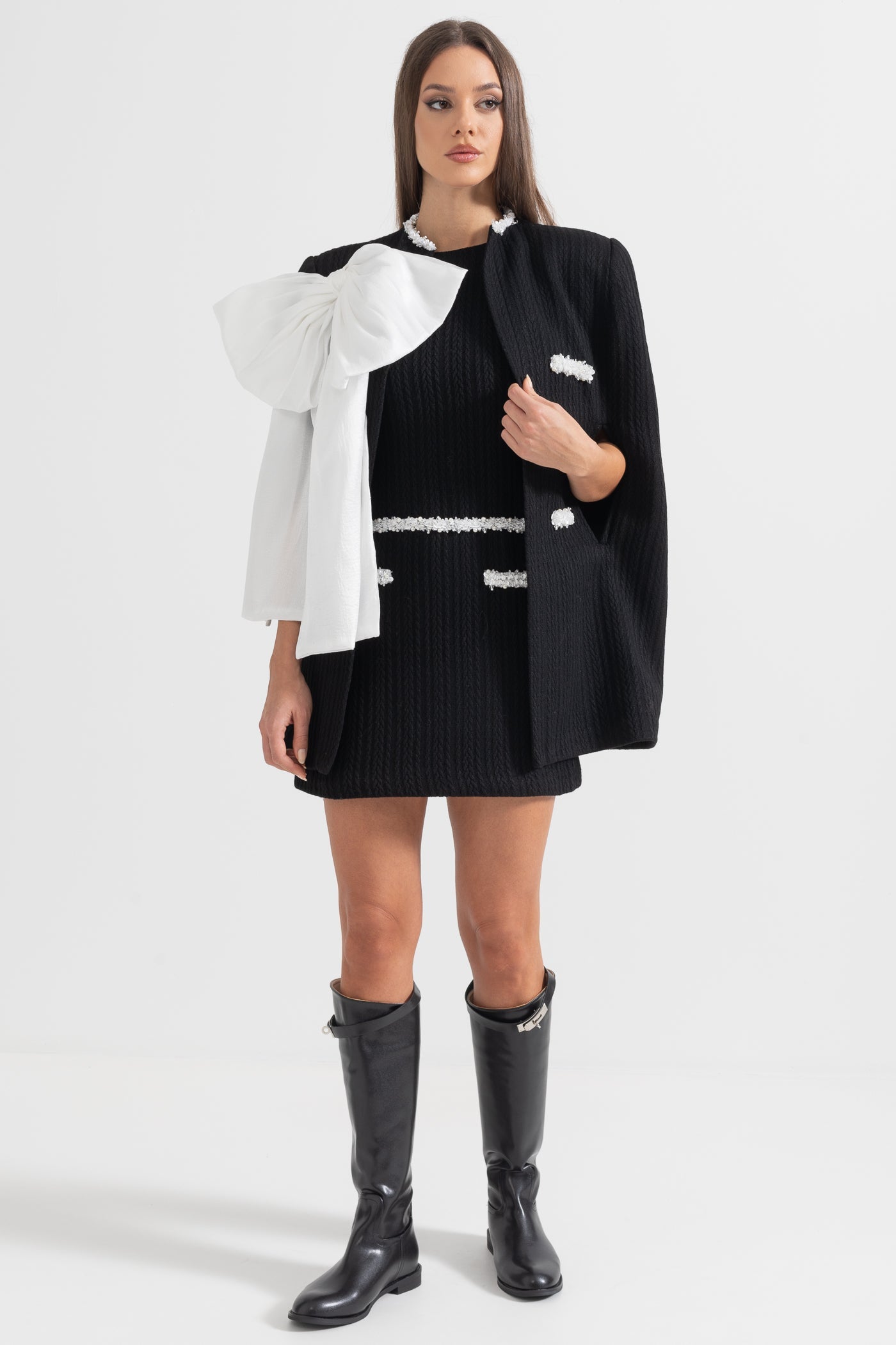 Sobretudo Texturizado Elegante com Detalhe de Laço Branco - Preto