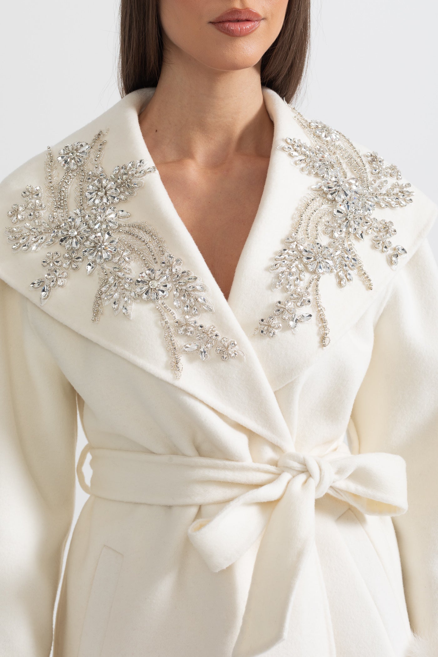 Sobretudo de Cashmere com Punhos de Pele de Raposa e Detalhes Florais em 3D - Ivoire