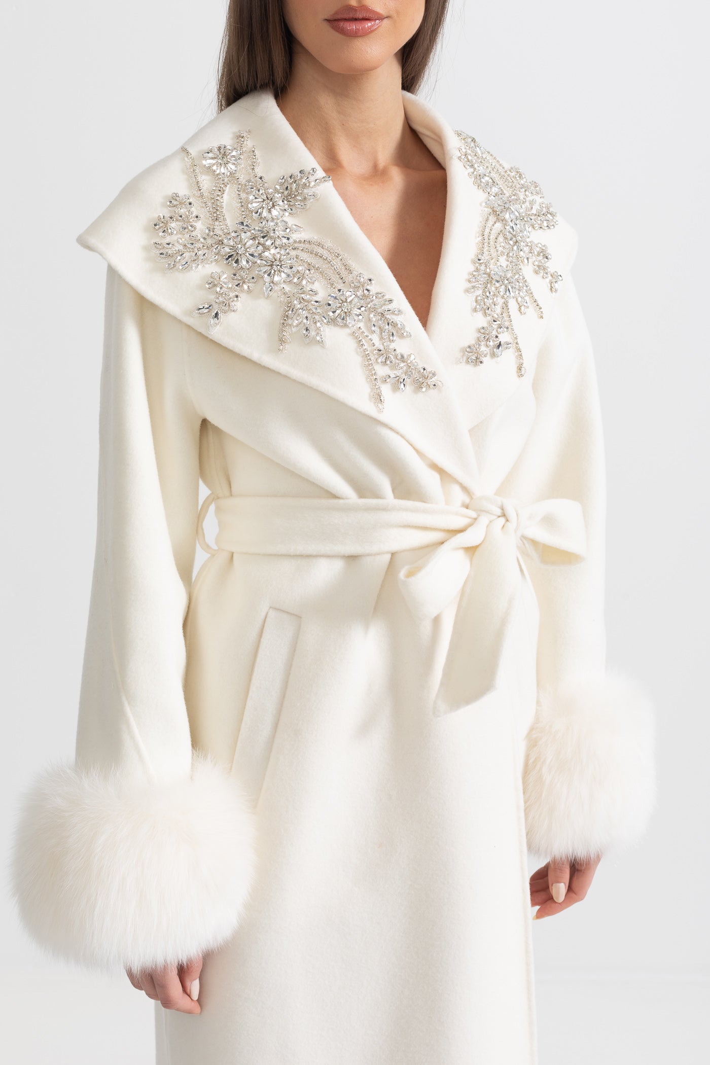 Sobretudo de Cashmere com Punhos de Pele de Raposa e Detalhes Florais em 3D - Ivoire