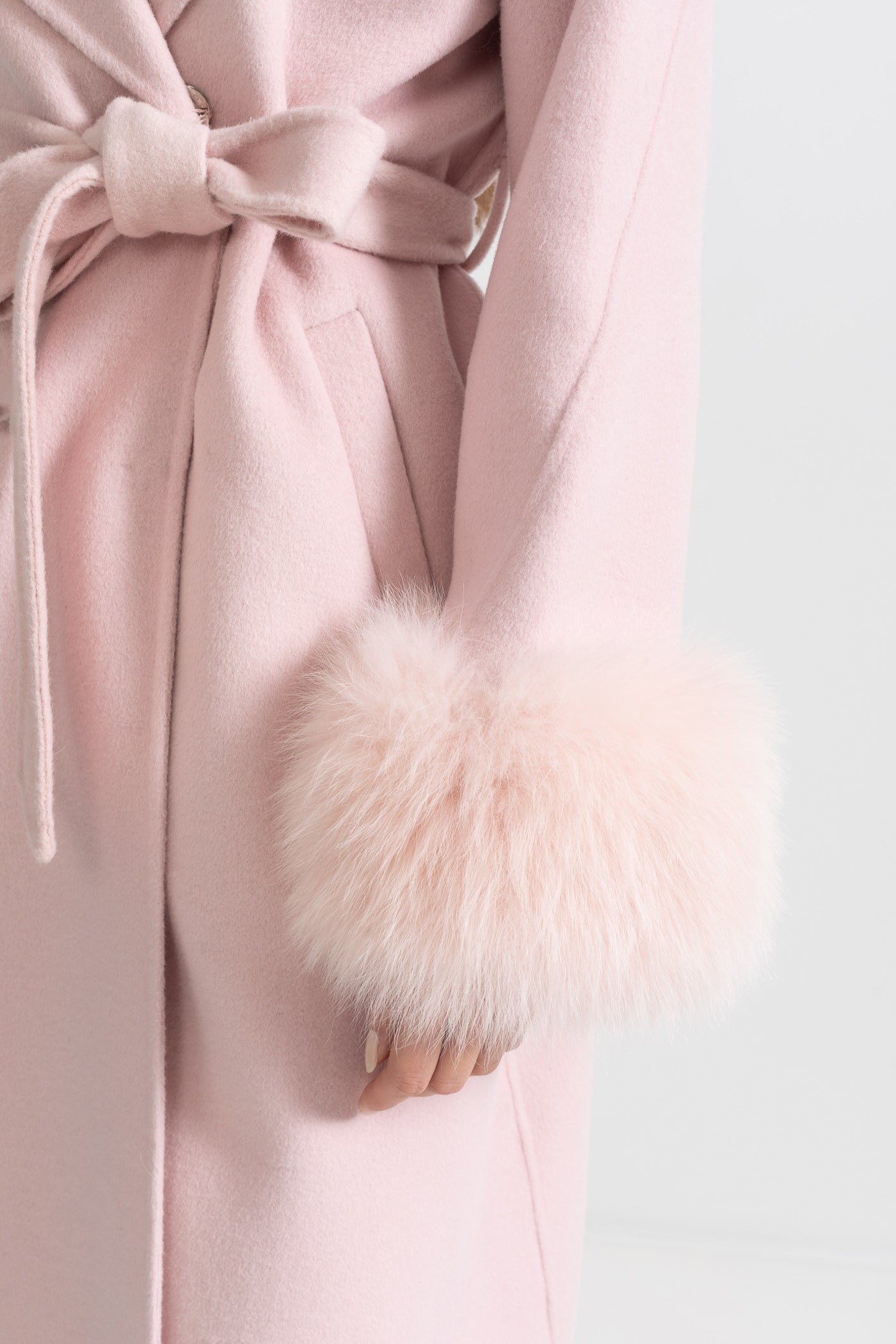 Casaco de Cashmere com Punhos de Pele de Raposa e Detalhes Florais em 3D - Rosa