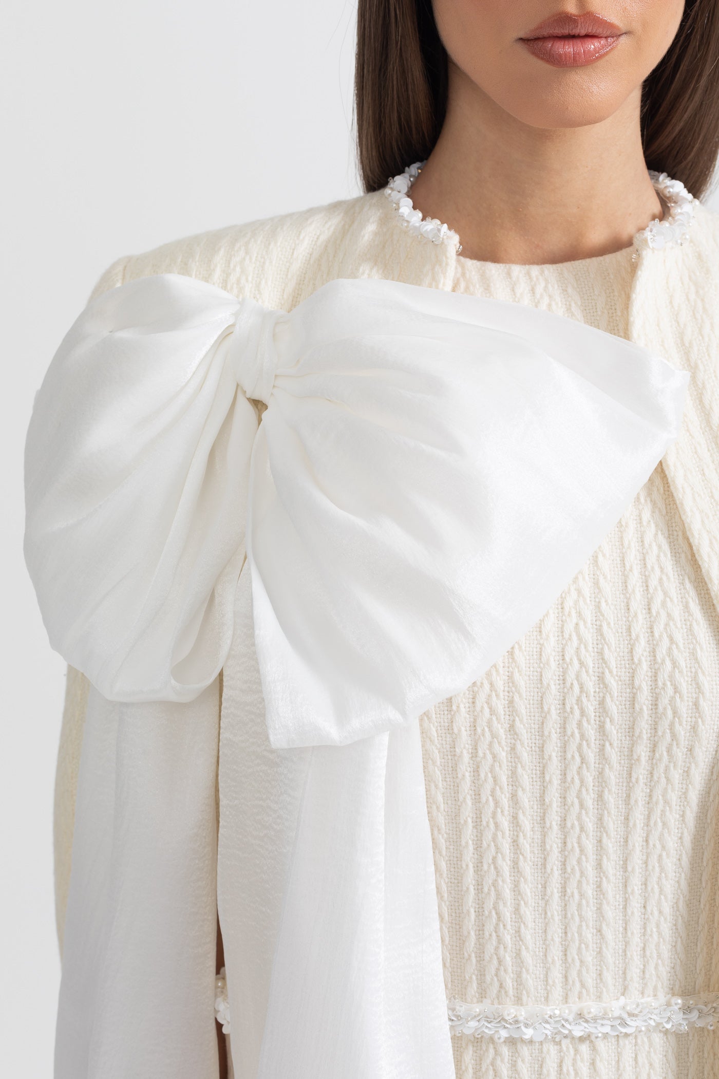 Sobretudo Texturizado Elegante com Detalhe de Laço Branco - Ivoire