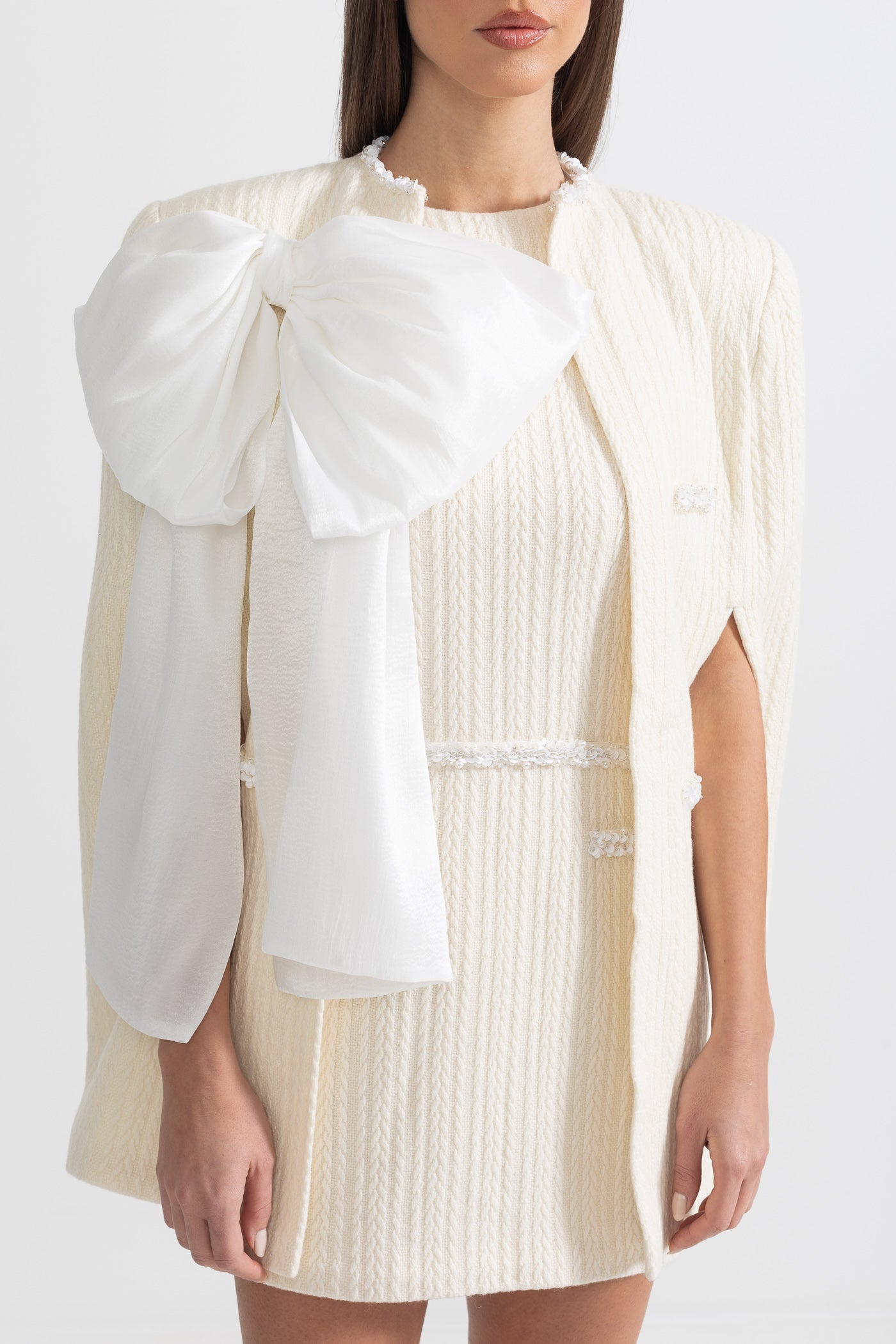Sobretudo Texturizado Elegante com Detalhe de Laço Branco - Ivoire