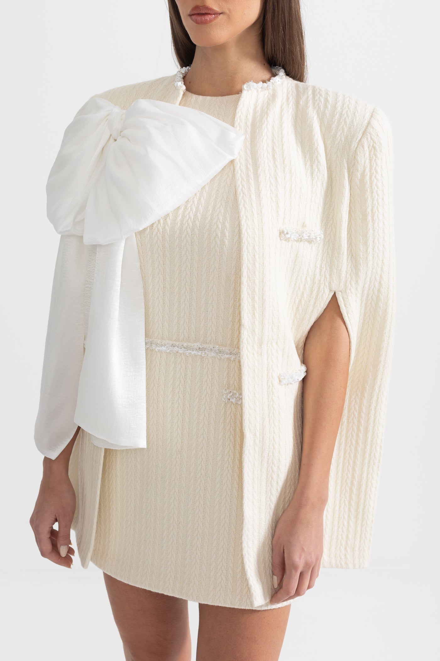 Sobretudo Texturizado Elegante com Detalhe de Laço Branco - Ivoire