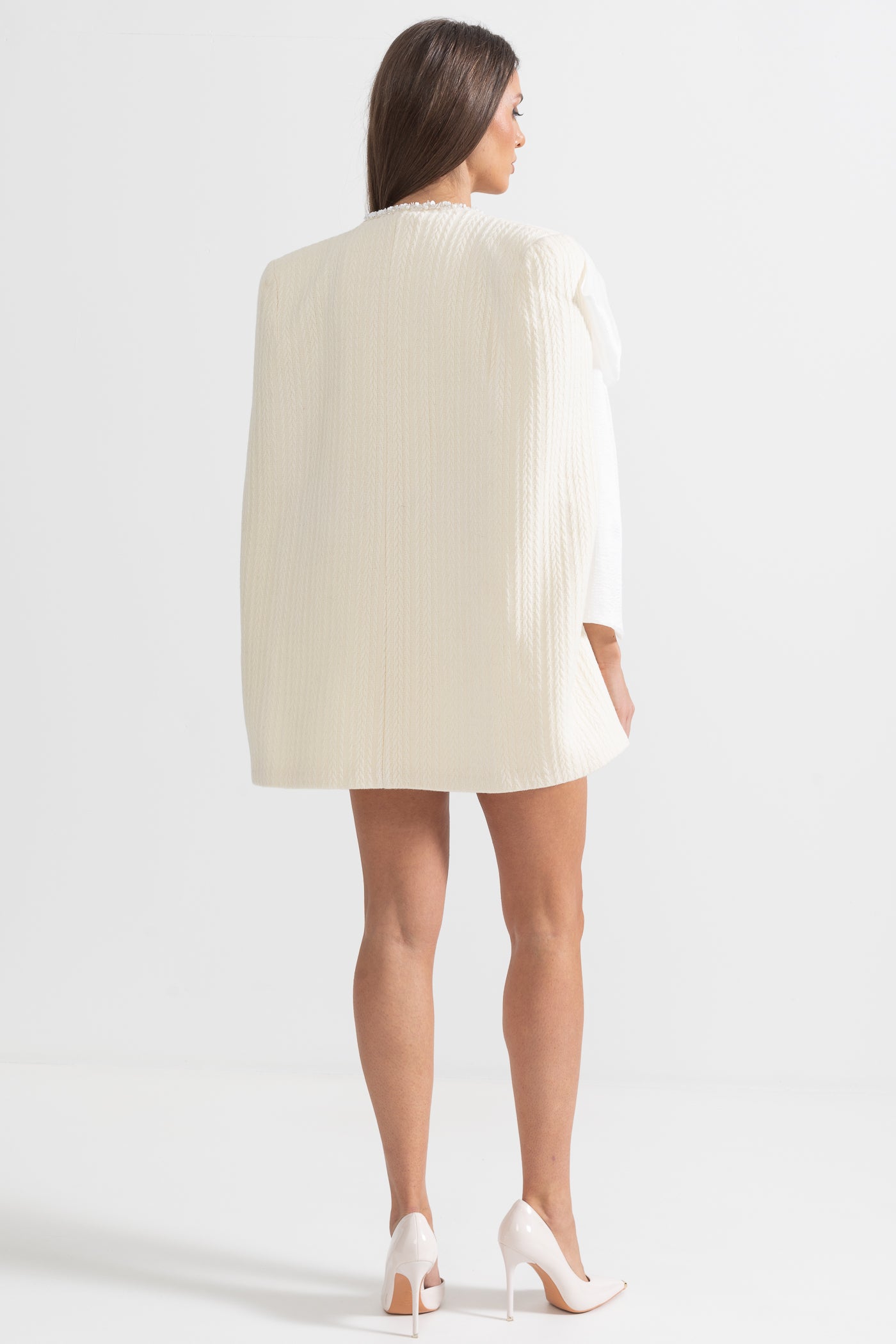 Sobretudo Texturizado Elegante com Detalhe de Laço Branco - Ivoire