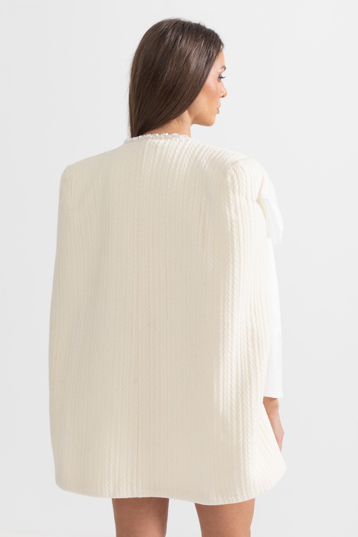 Sobretudo Texturizado Elegante com Detalhe de Laço Branco - Ivoire