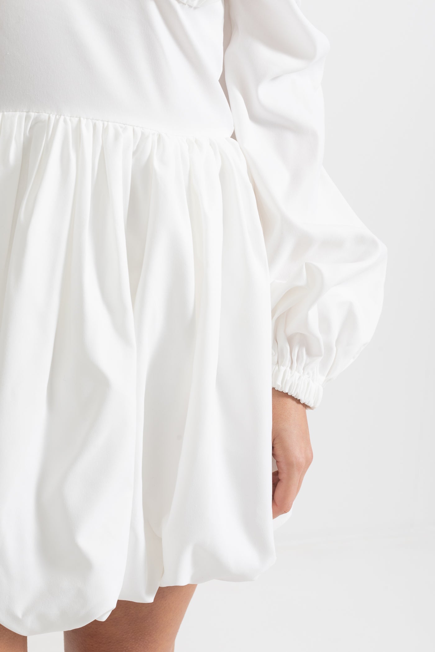 Vestido Mini Com Mangas Volumosas e Saia Volumosa - Branco