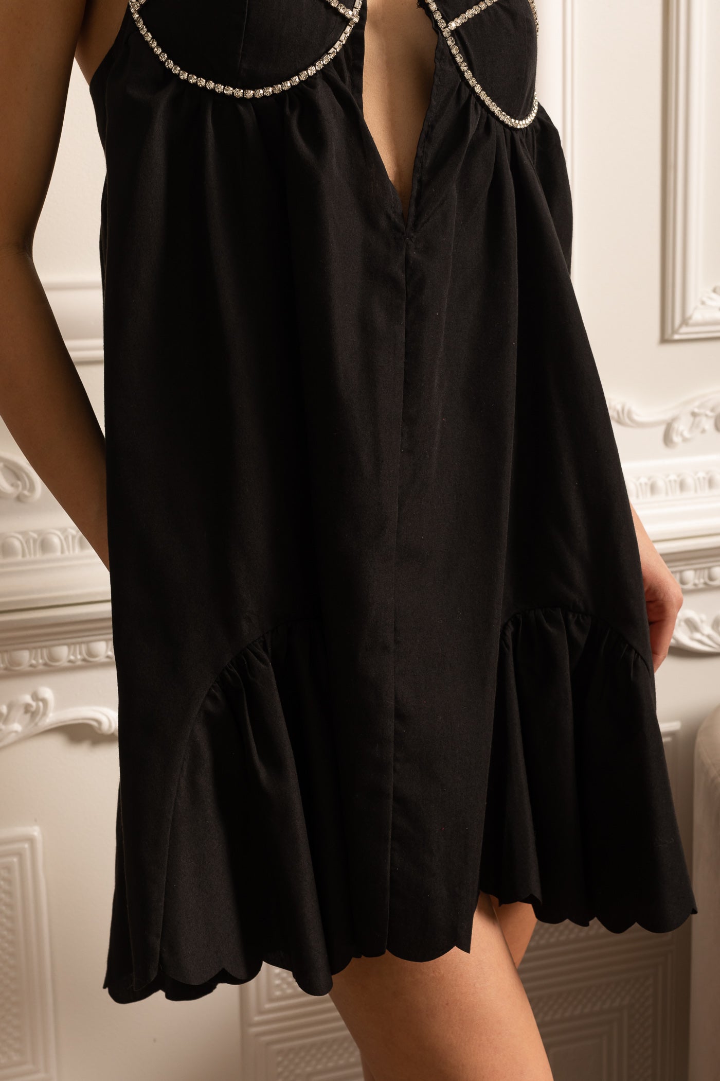 Vestido Mini Corte em Bico com Alças Brilhantes e Enfeites no Peito - Preto