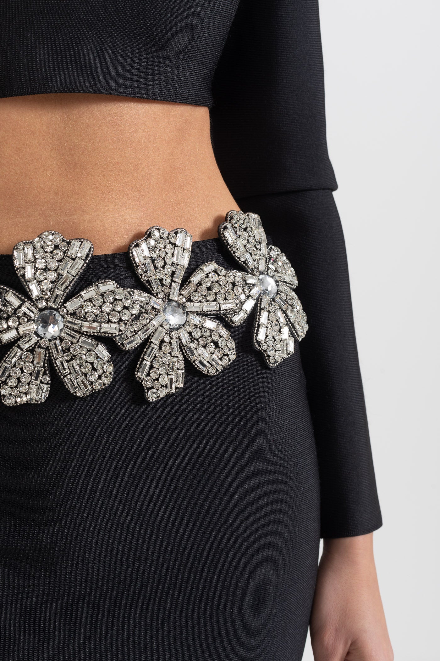 Conjunto de Acento de Flor de Diamante de 2 Peças com Top de Mangas Longas e Saia Maxi - Preto