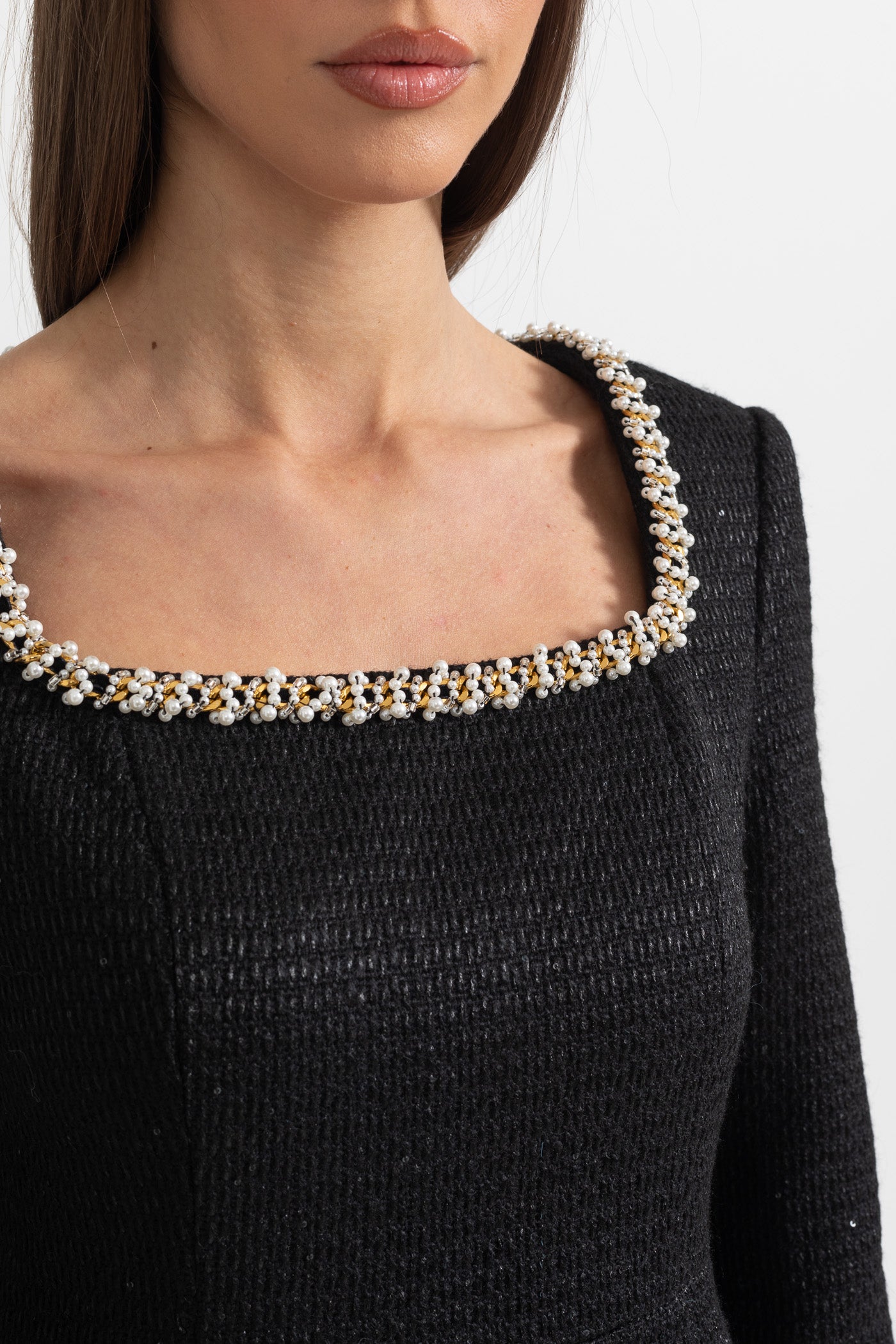 Vestido Mini de Malha com Decote Quadrado e Detalhes em Prata - Preto