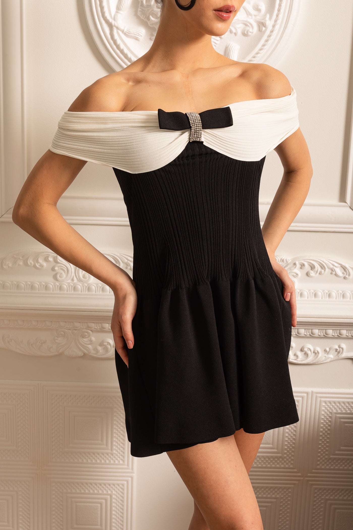 Vestido Mini Elegante Sem Mangas Com Bustier Em Contraste E Laço - Preto