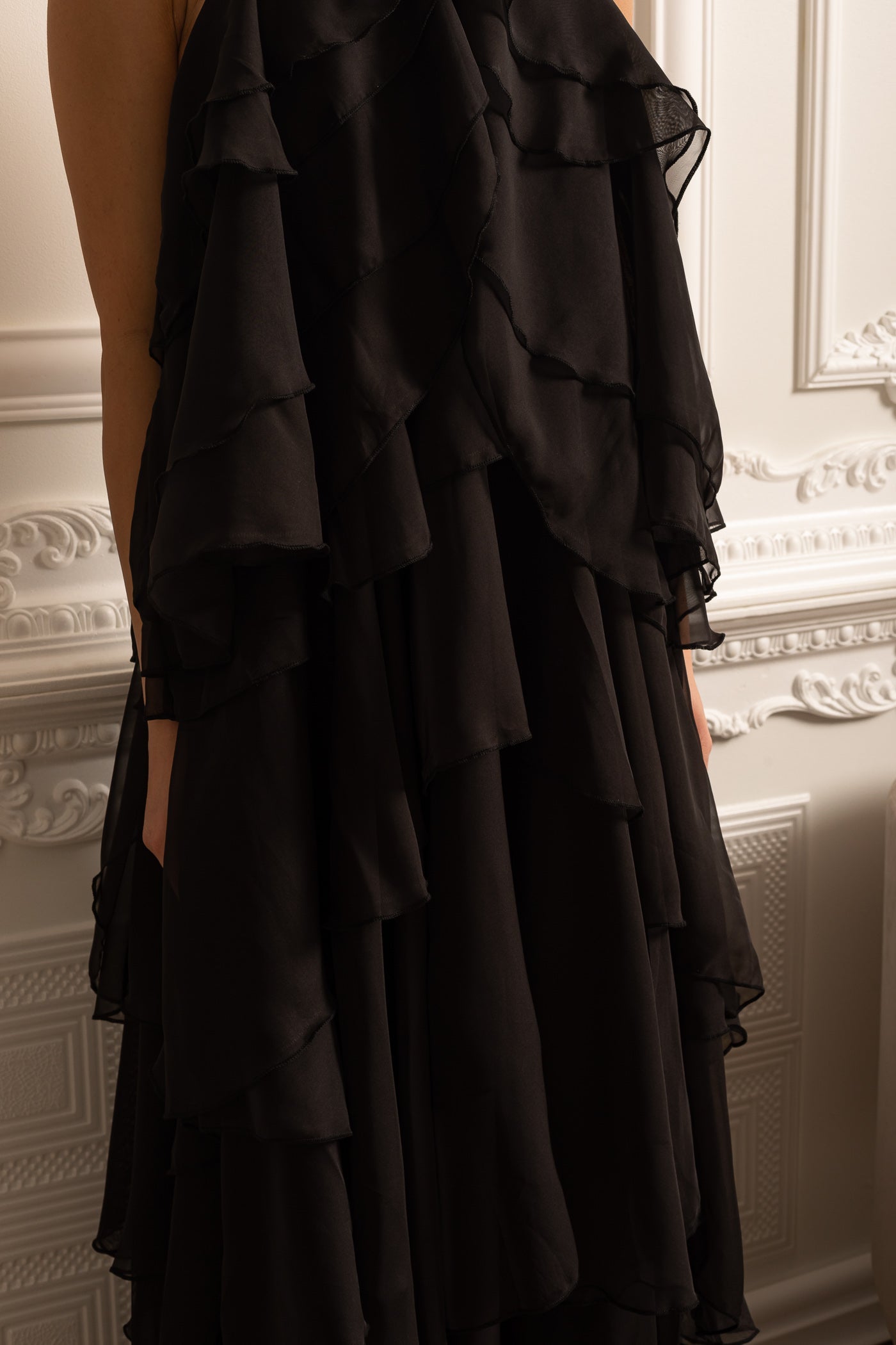Vestido Halter com Rendas em Camadas e Flor Decorativa no Decote - Preto