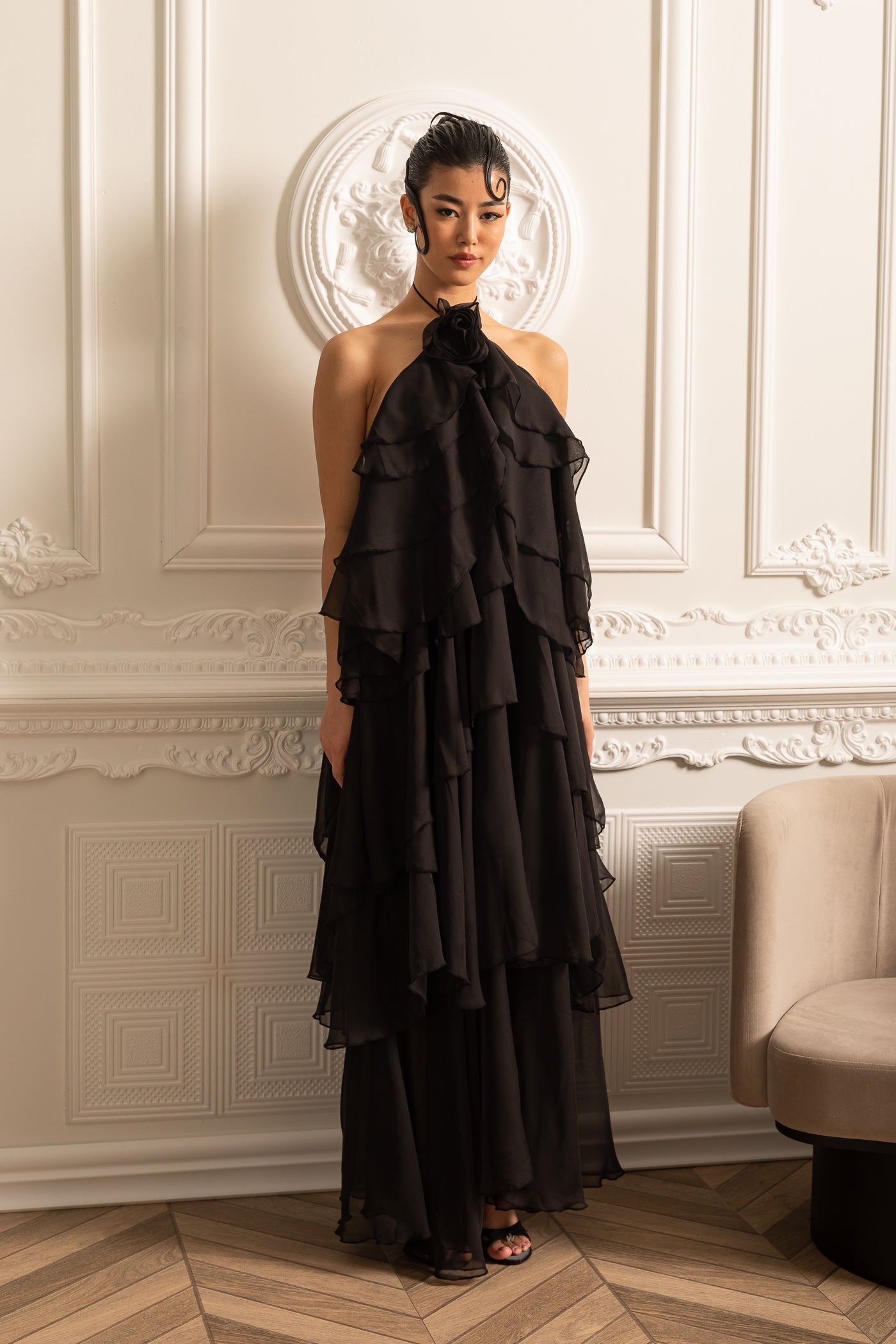 Vestido Halter com Rendas em Camadas e Flor Decorativa no Decote - Preto