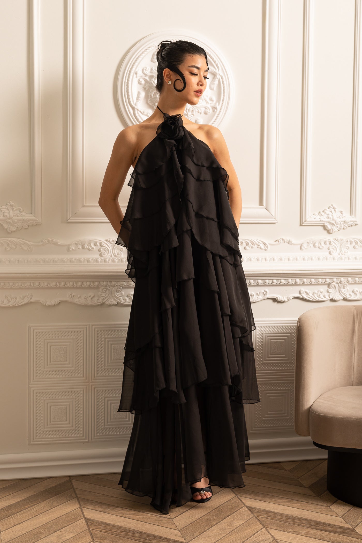 Vestido Halter com Rendas em Camadas e Flor Decorativa no Decote - Preto