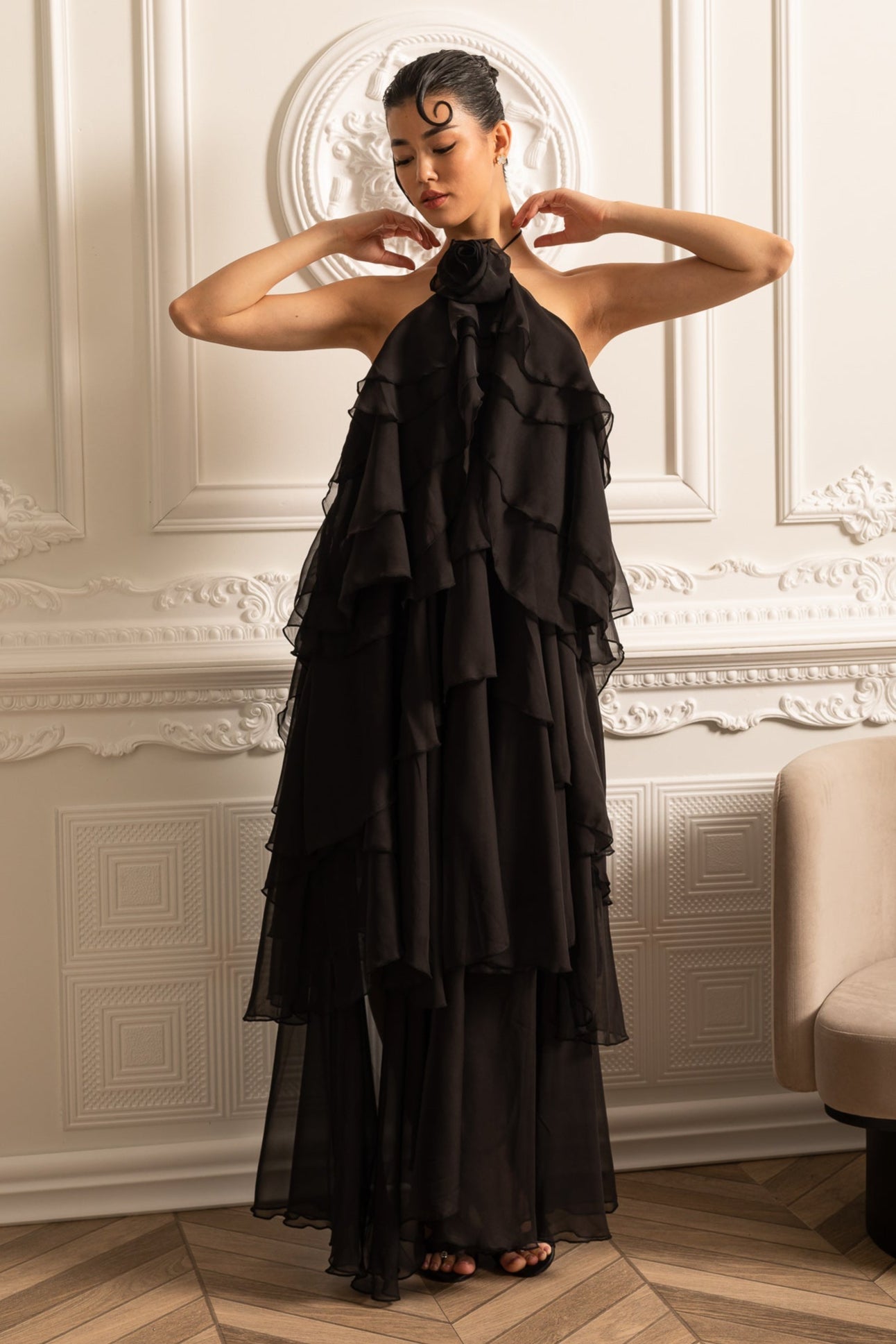 Vestido Halter com Rendas em Camadas e Flor Decorativa no Decote - Preto