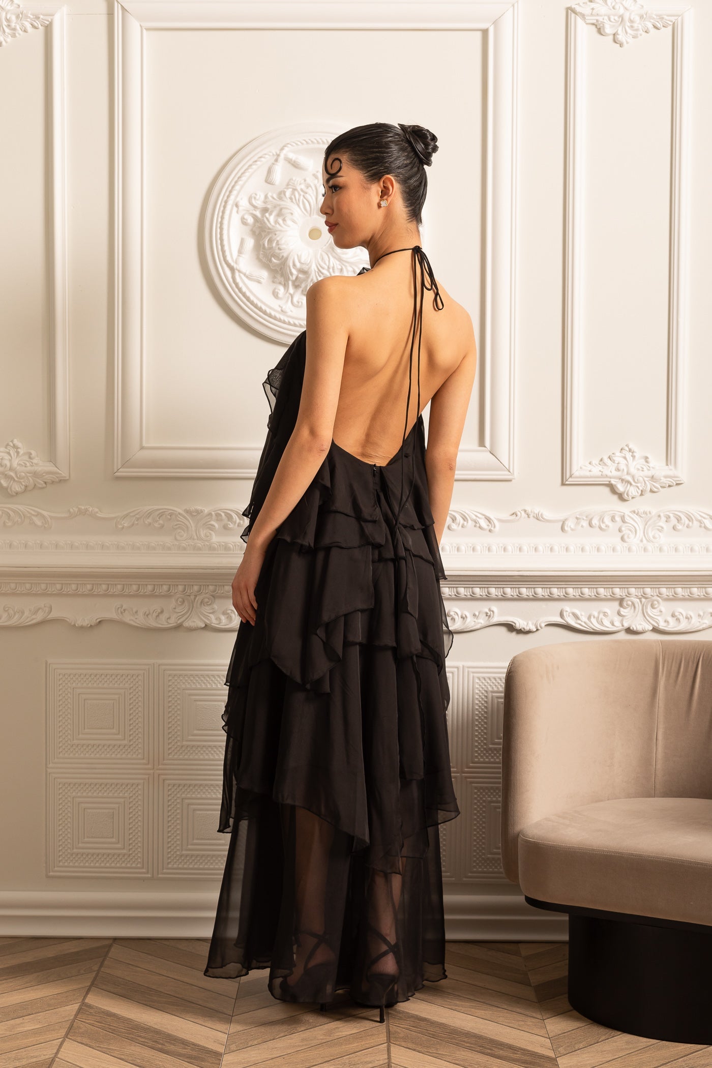 Vestido Halter com Rendas em Camadas e Flor Decorativa no Decote - Preto