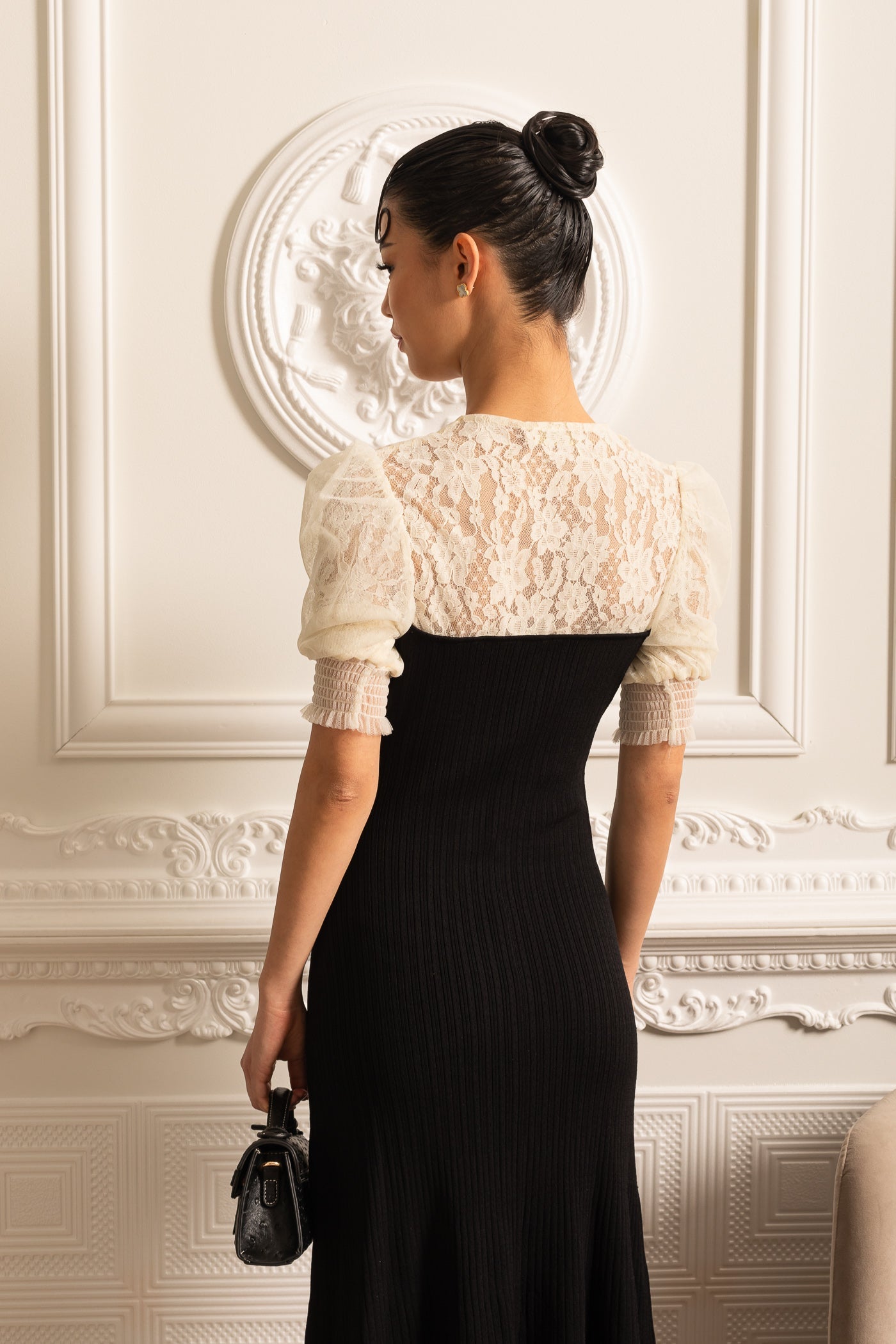 Vestido até o Tornozelo com Mangas de Renda Transparente em Contraste - Preto