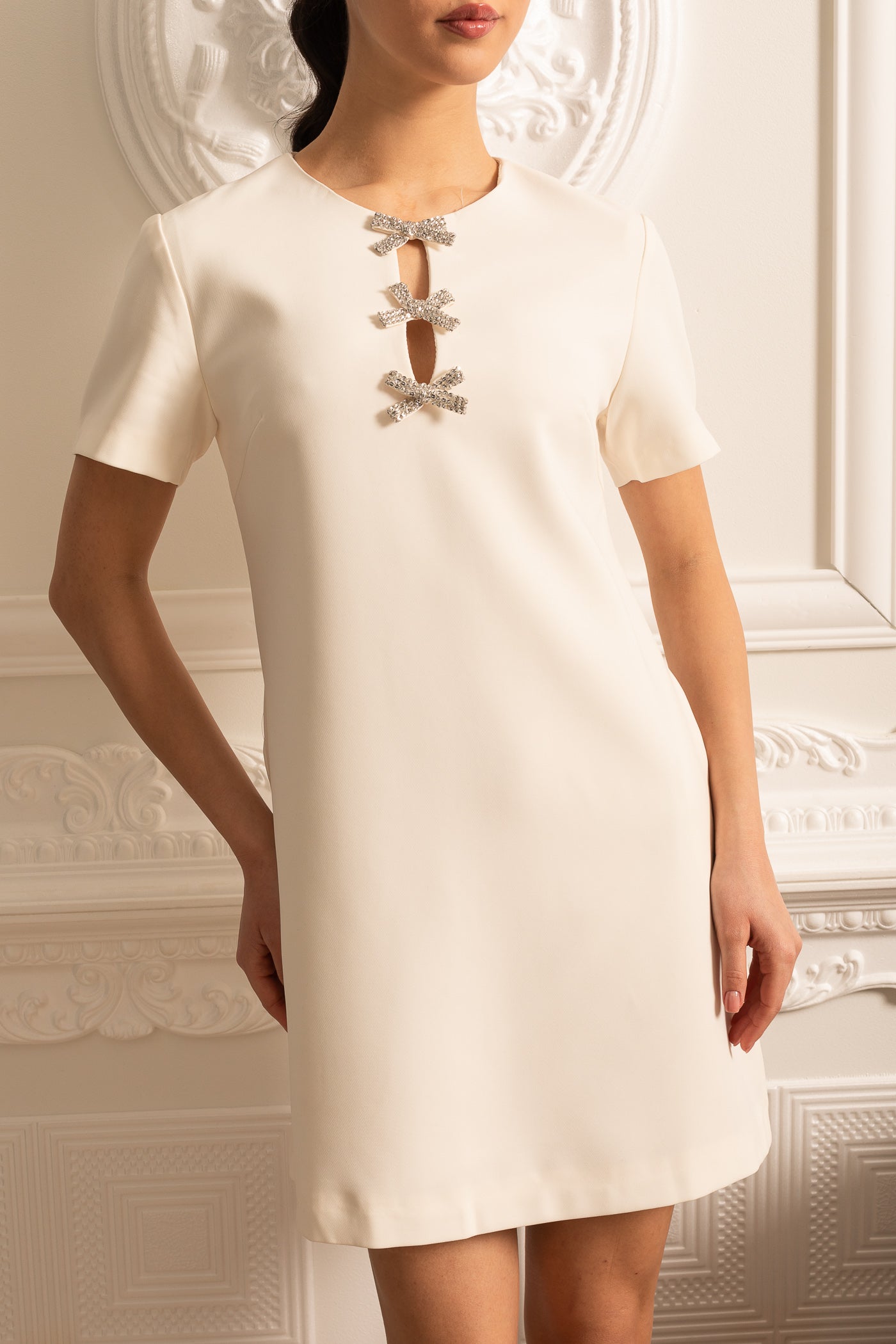 Vestido Mini Branco de Manga Curta com Laços Brilhantes no Decote