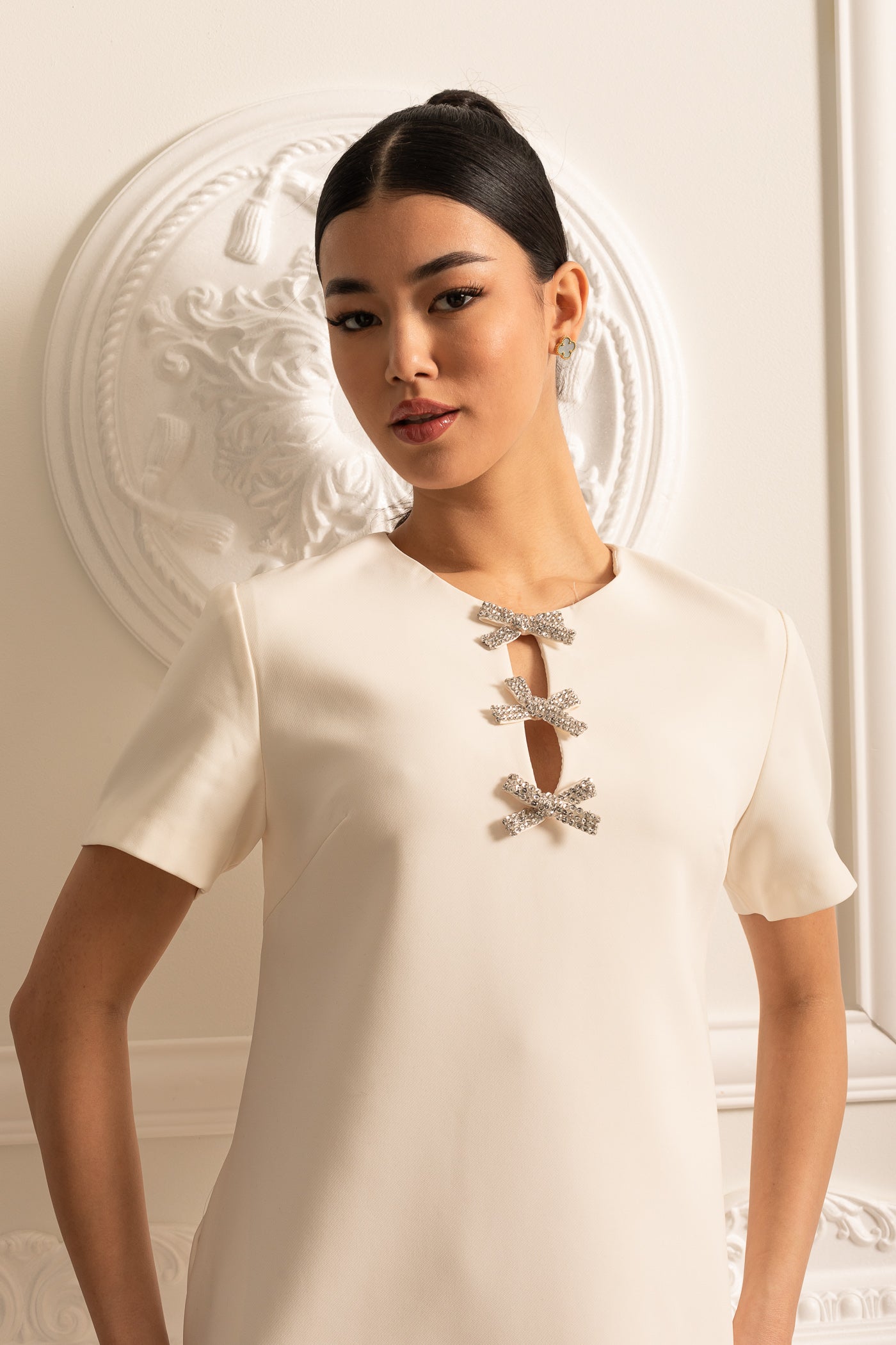 Vestido Mini Branco de Manga Curta com Laços Brilhantes no Decote