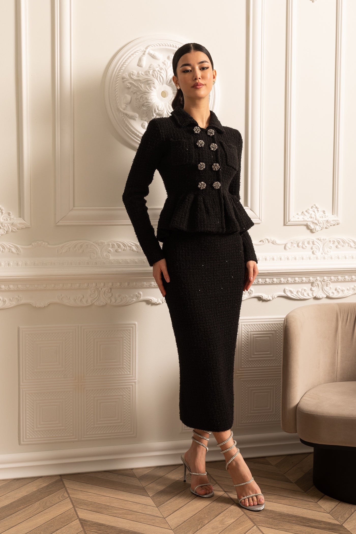 Vestido de Malha Texturizado com Cintura Peplum e Botões Decorativos - Preto