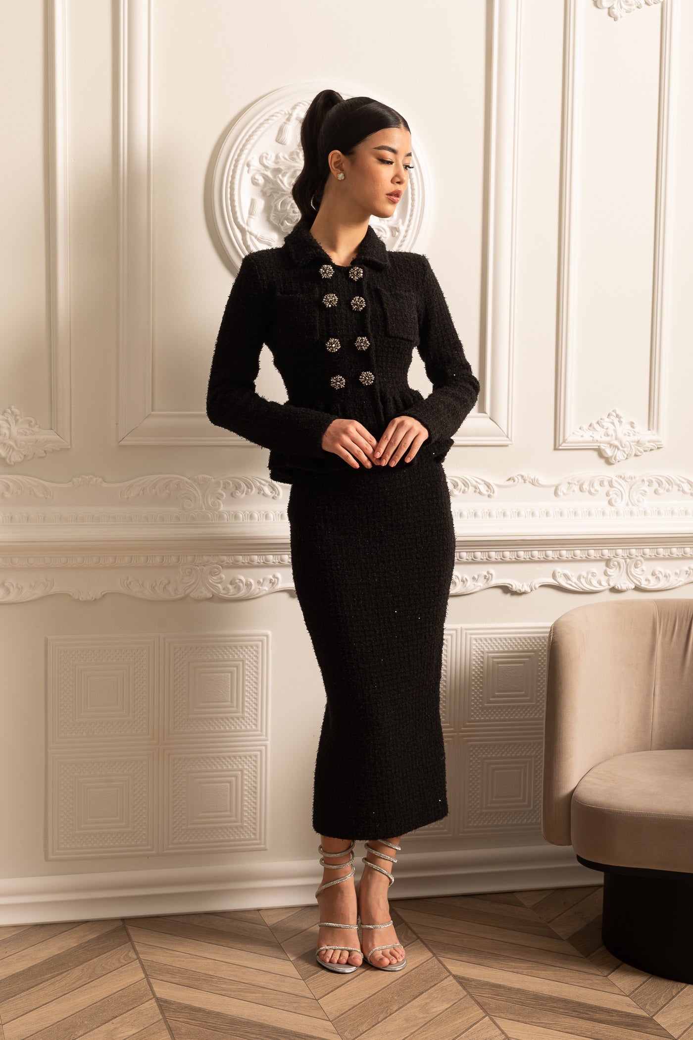 Vestido de Malha Texturizado com Cintura Peplum e Botões Decorativos - Preto