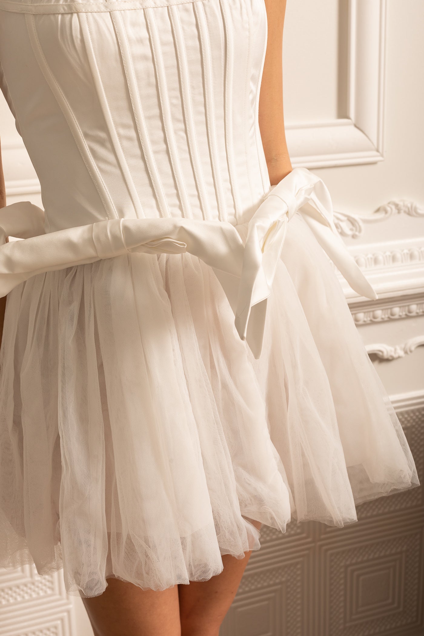 Vestido de Corpete com Saia Mini de Tule e Laços na Cintura - Branco
