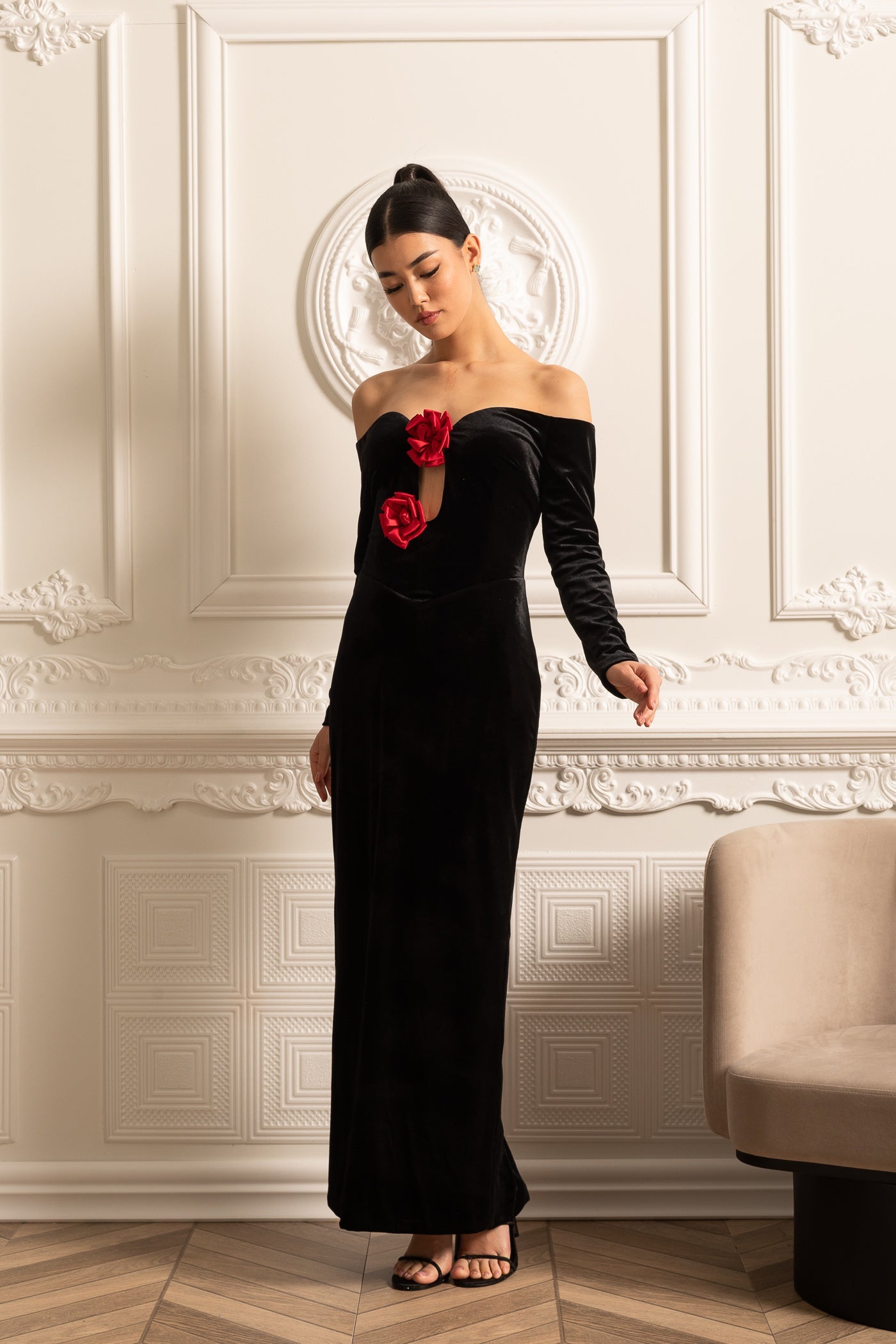 Vestido de Veludo Off-Shoulder com Decote Profundo e Acentos de Rosa Vermelha - Preto