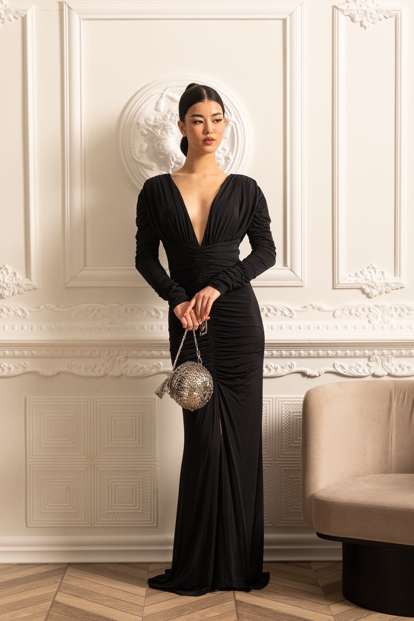 Vestido Elegante Pregueado com Decote Profundo - Preto