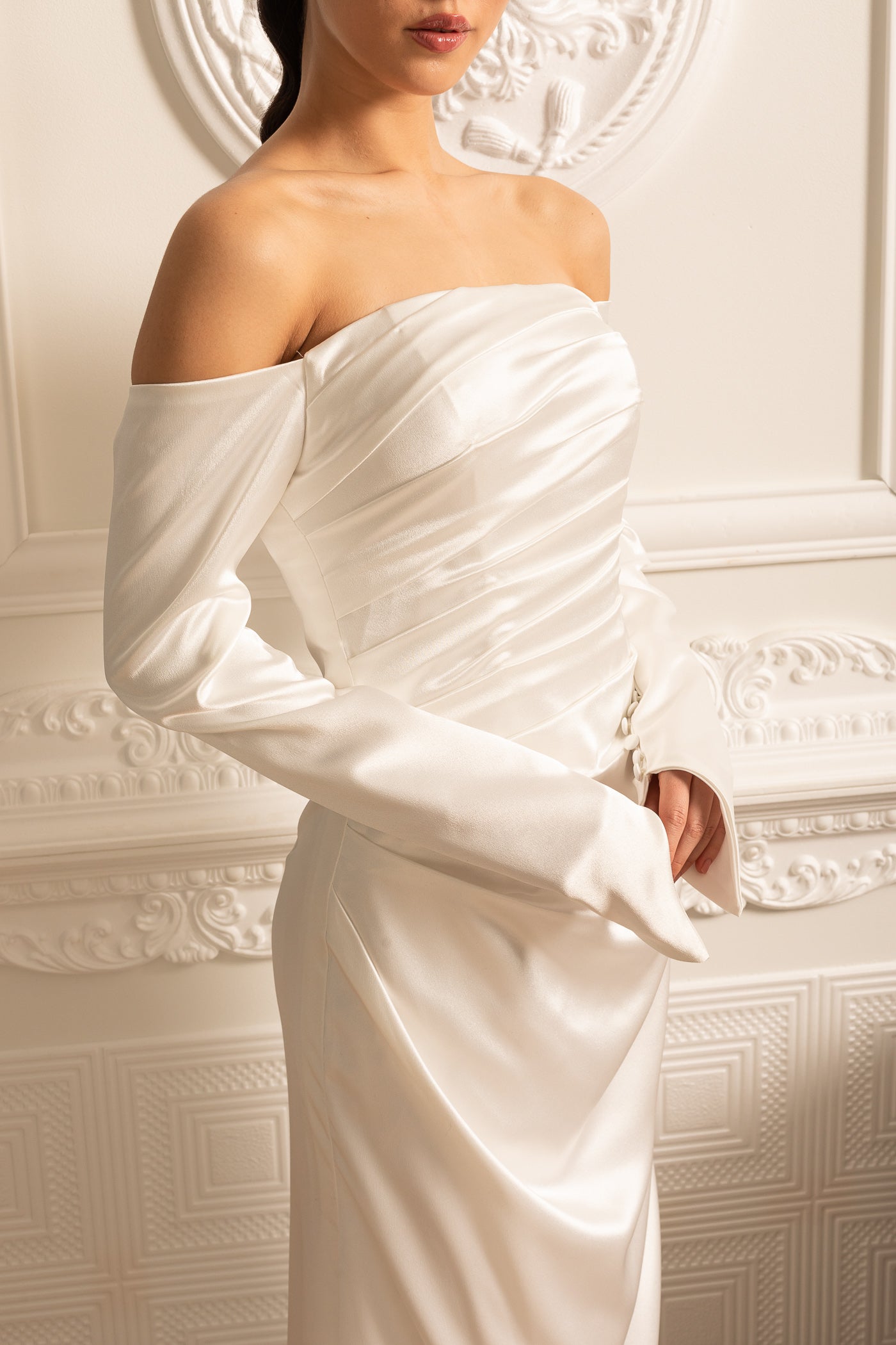 Vestido de Cetim Off-Shoulder com Design Plissado e Saia Drapeada - Branco