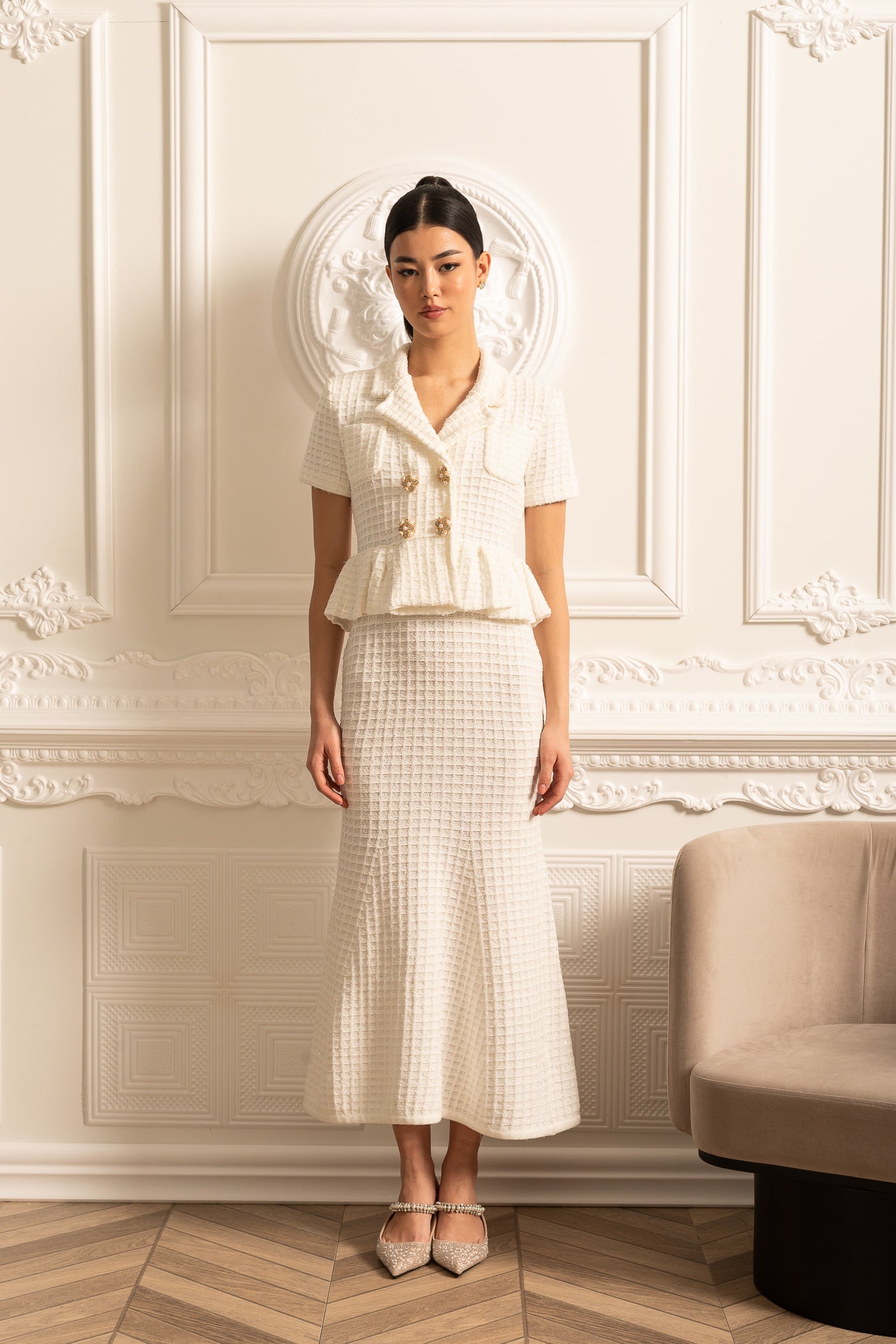 Vestido Midi Tricotado Com Botões Dourados E Cintura Peplum - Branco