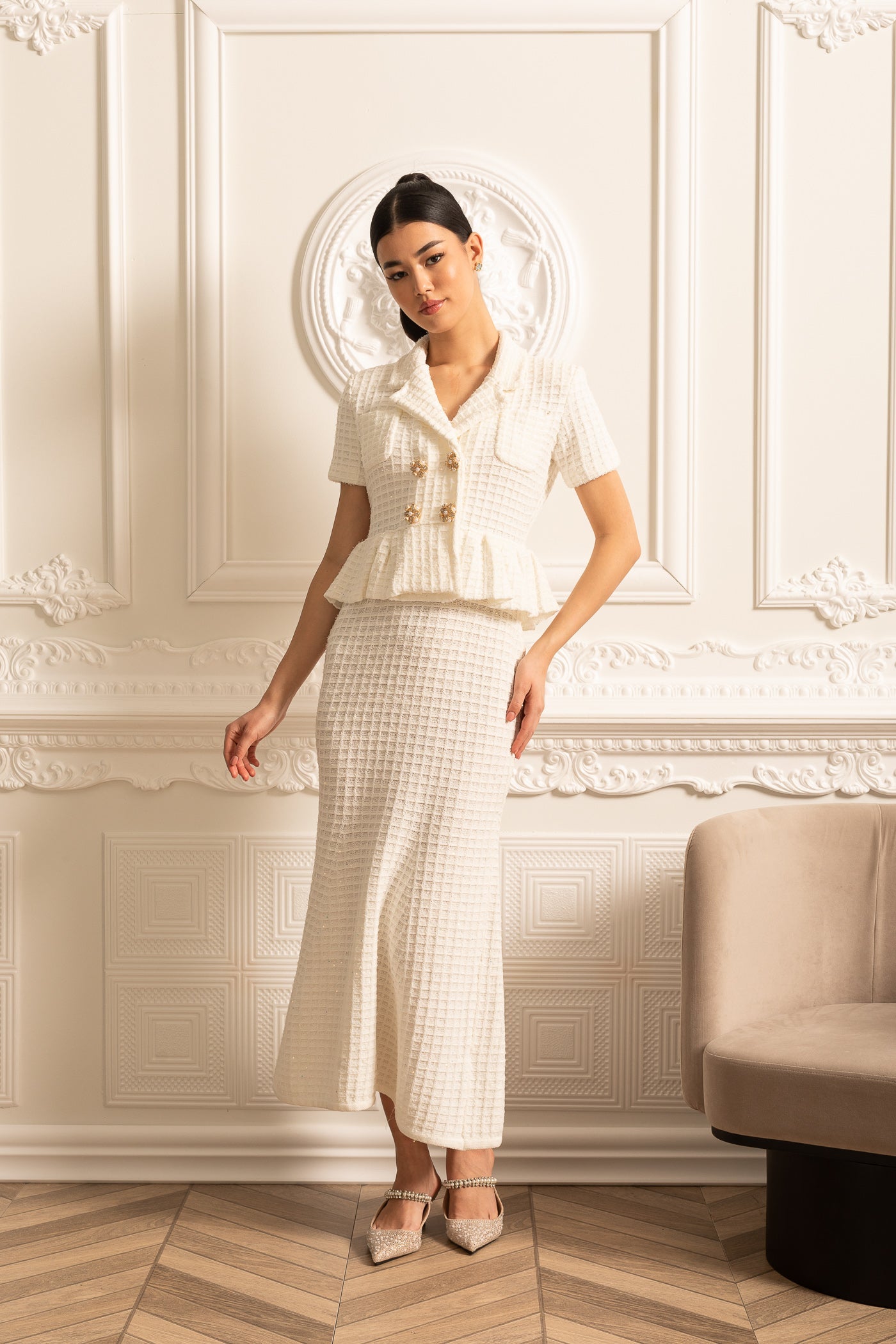 Vestido Midi Tricotado Com Botões Dourados E Cintura Peplum - Branco