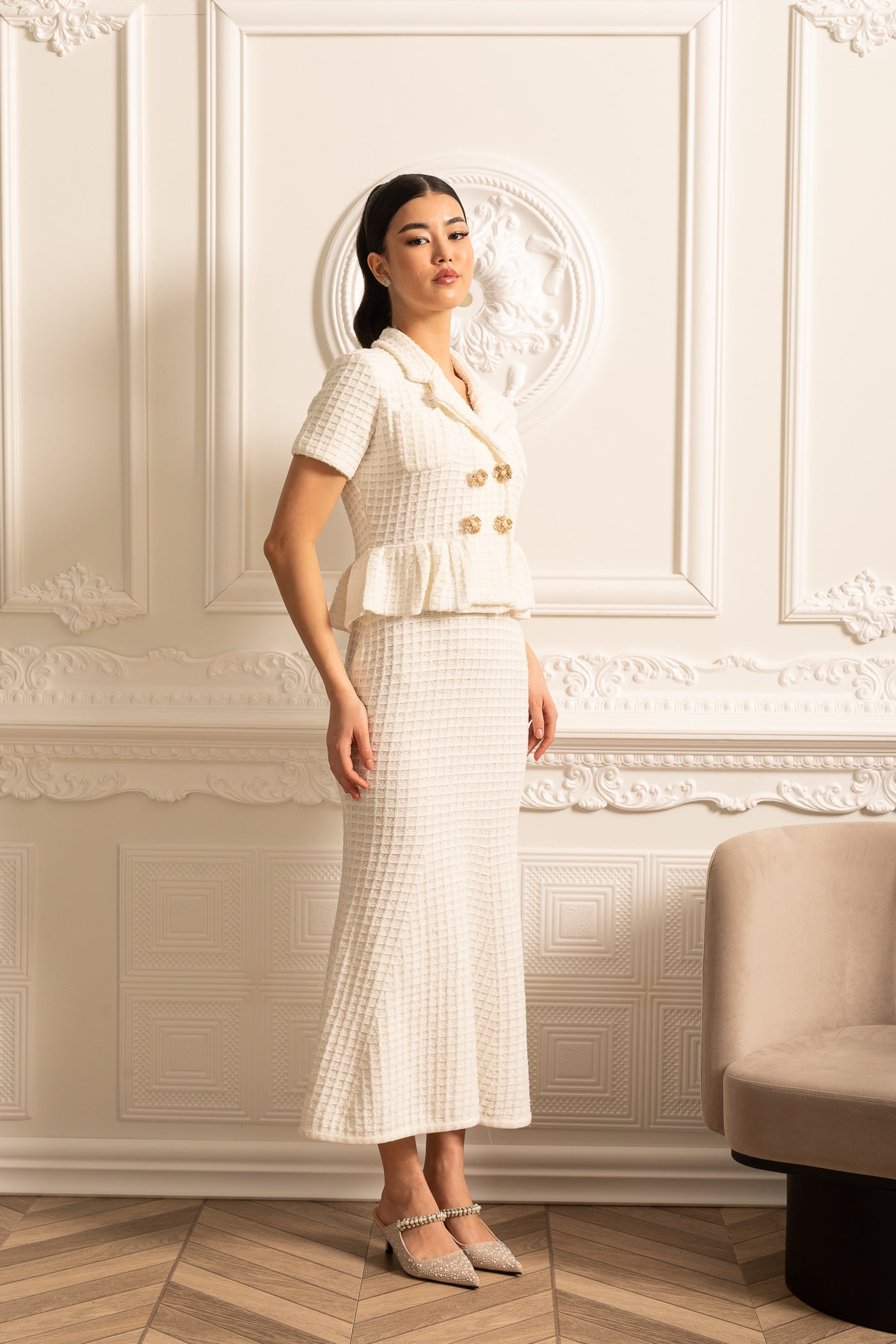 Vestido Midi Tricotado Com Botões Dourados E Cintura Peplum - Branco