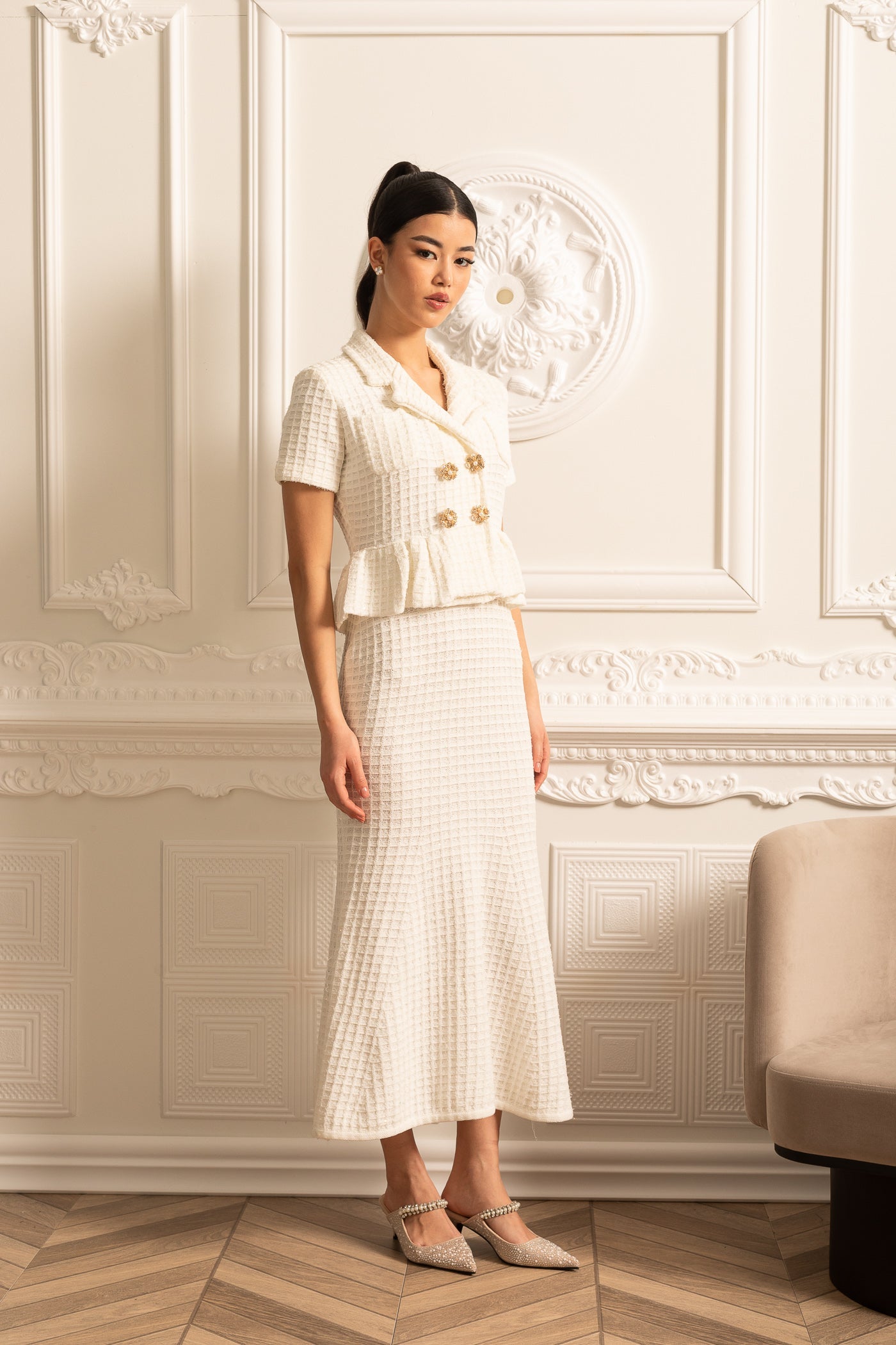 Vestido Midi Tricotado Com Botões Dourados E Cintura Peplum - Branco
