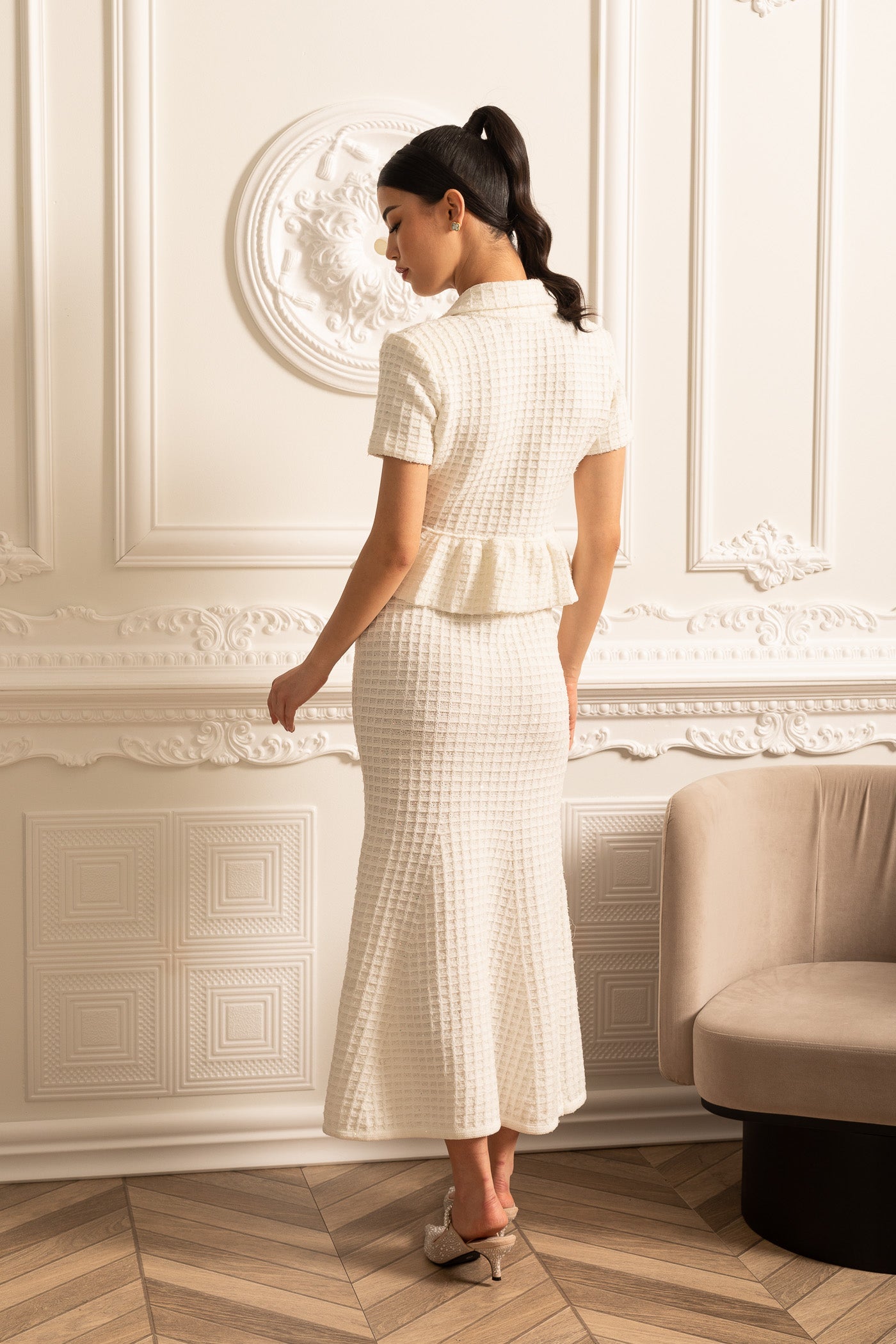Vestido Midi Tricotado Com Botões Dourados E Cintura Peplum - Branco