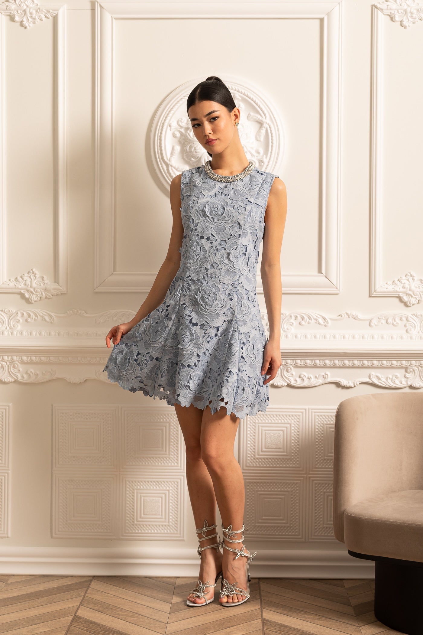 Vestido Mini de Renda com Padrão Floral e Decote Brilhante - Azul