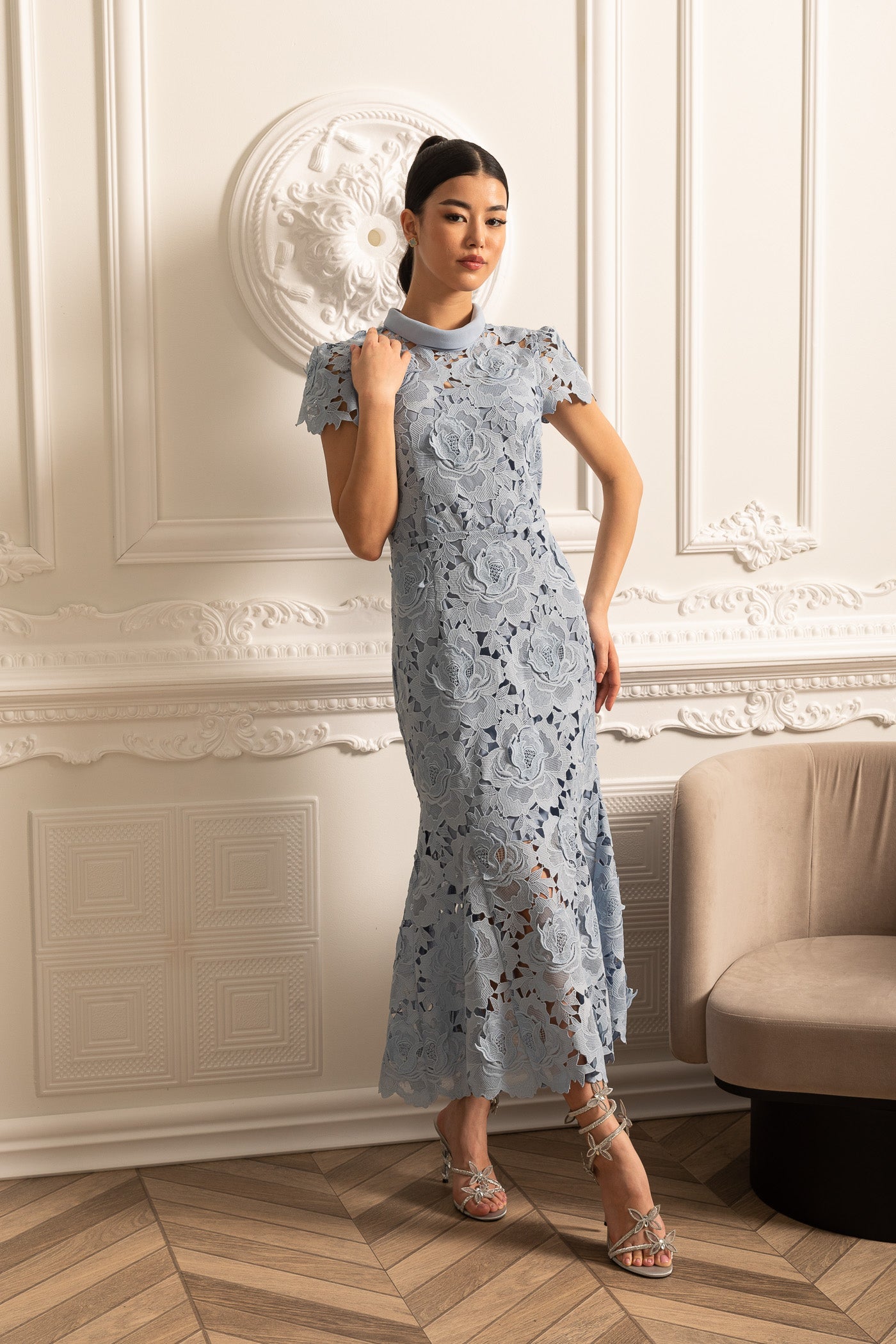 Vestido de Renda com Padrão Floral, Gola Alta e Saia Midi - Azul