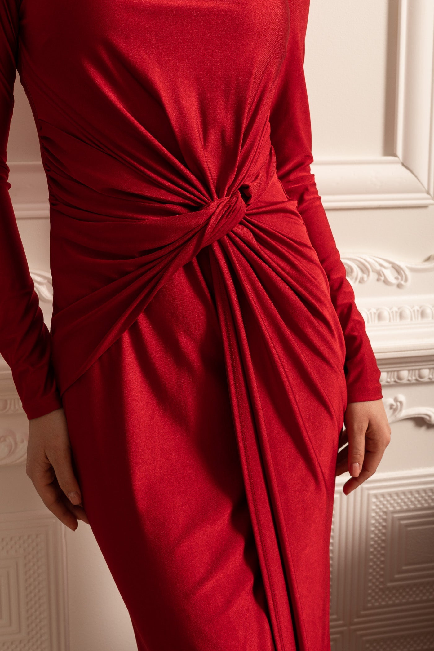 Vestido de Cetim com Mangas Longas, Drapê Lateral e Detalhe de Cintura Torcida - Vermelho