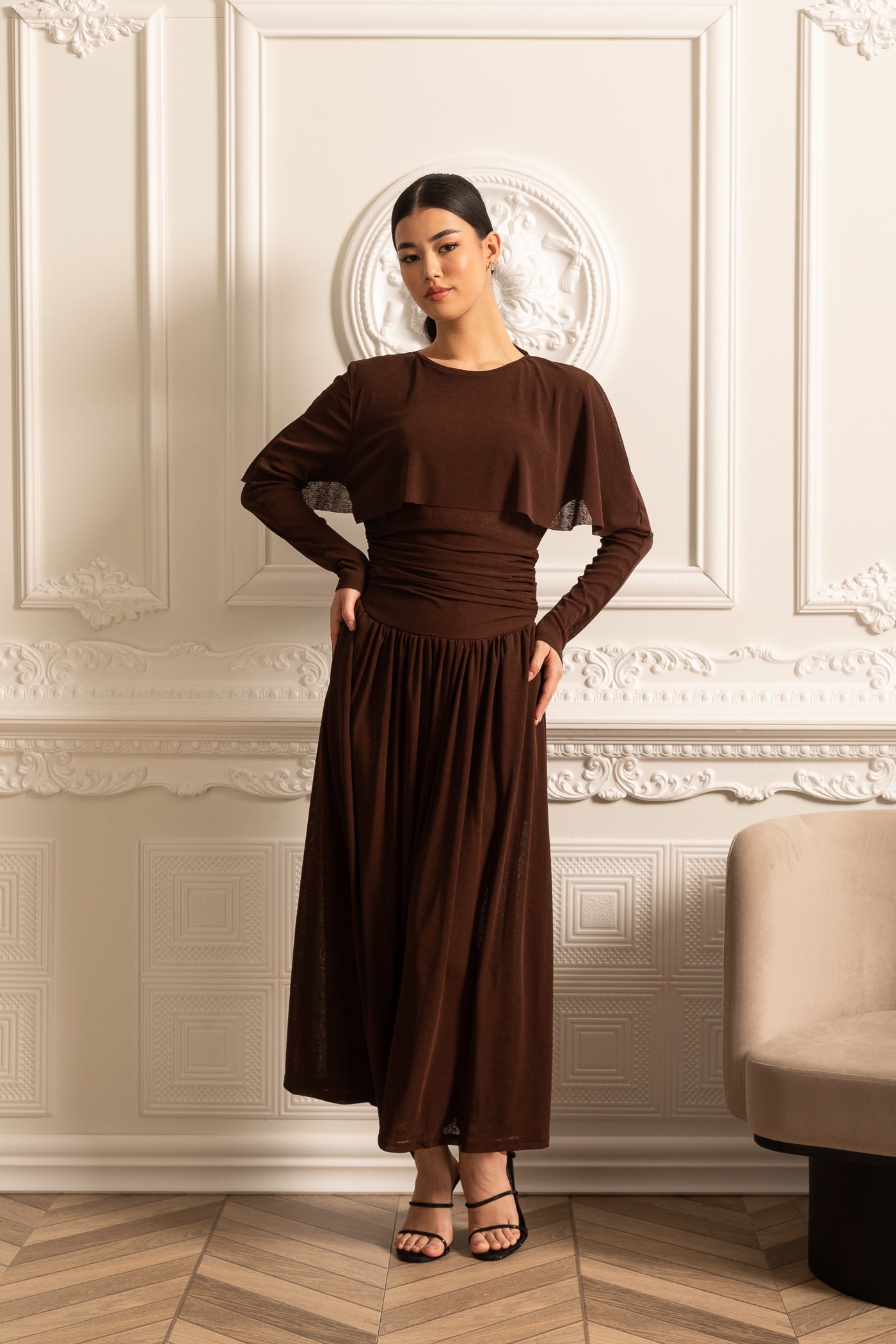 Vestido Elegante Com Cintura Plissada, Saia Maxi Plissada E Top Camponesa - Castanho