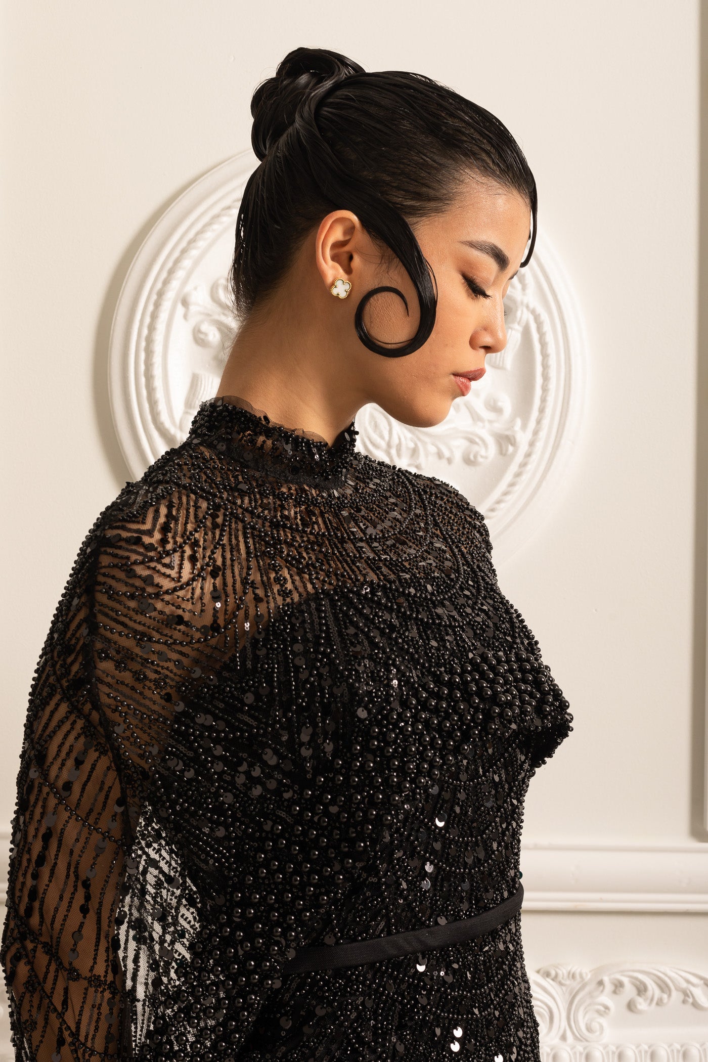 Vestido Glamouroso com Contas e Véu Destacável - Preto