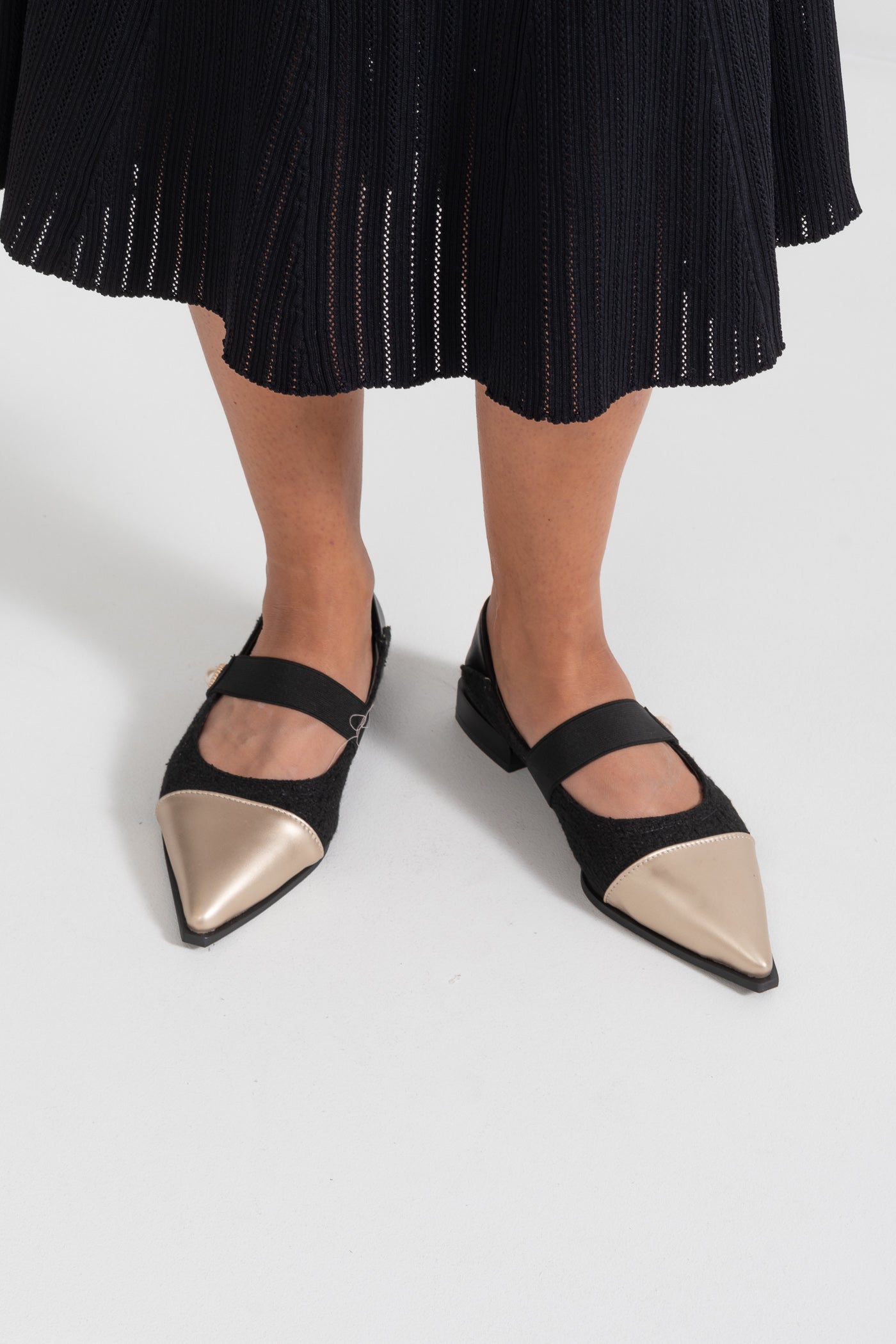 Sandalha de Bico Fino com Acento de Pérola - Preto