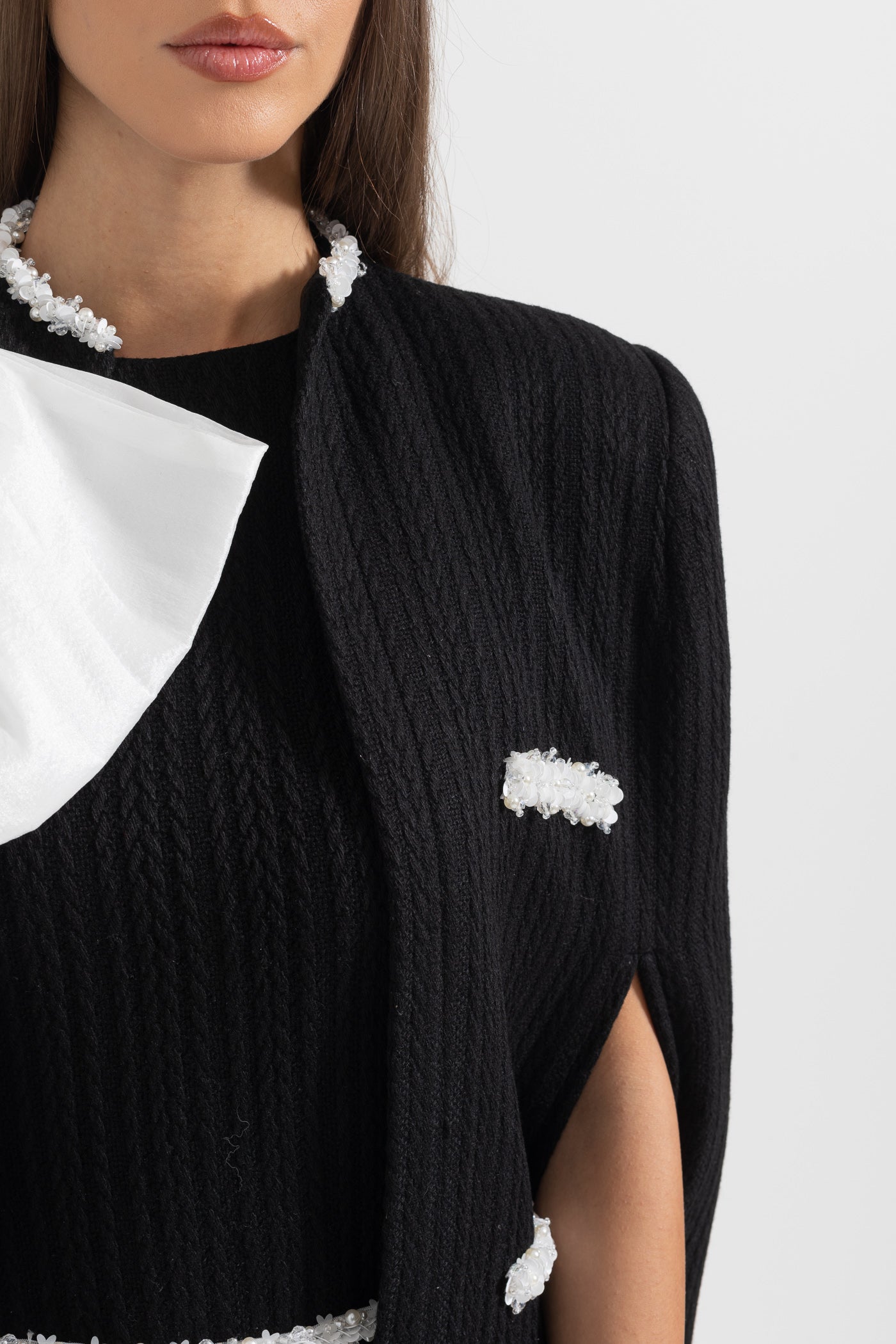 Sobretudo Texturizado Elegante com Detalhe de Laço Branco - Preto
