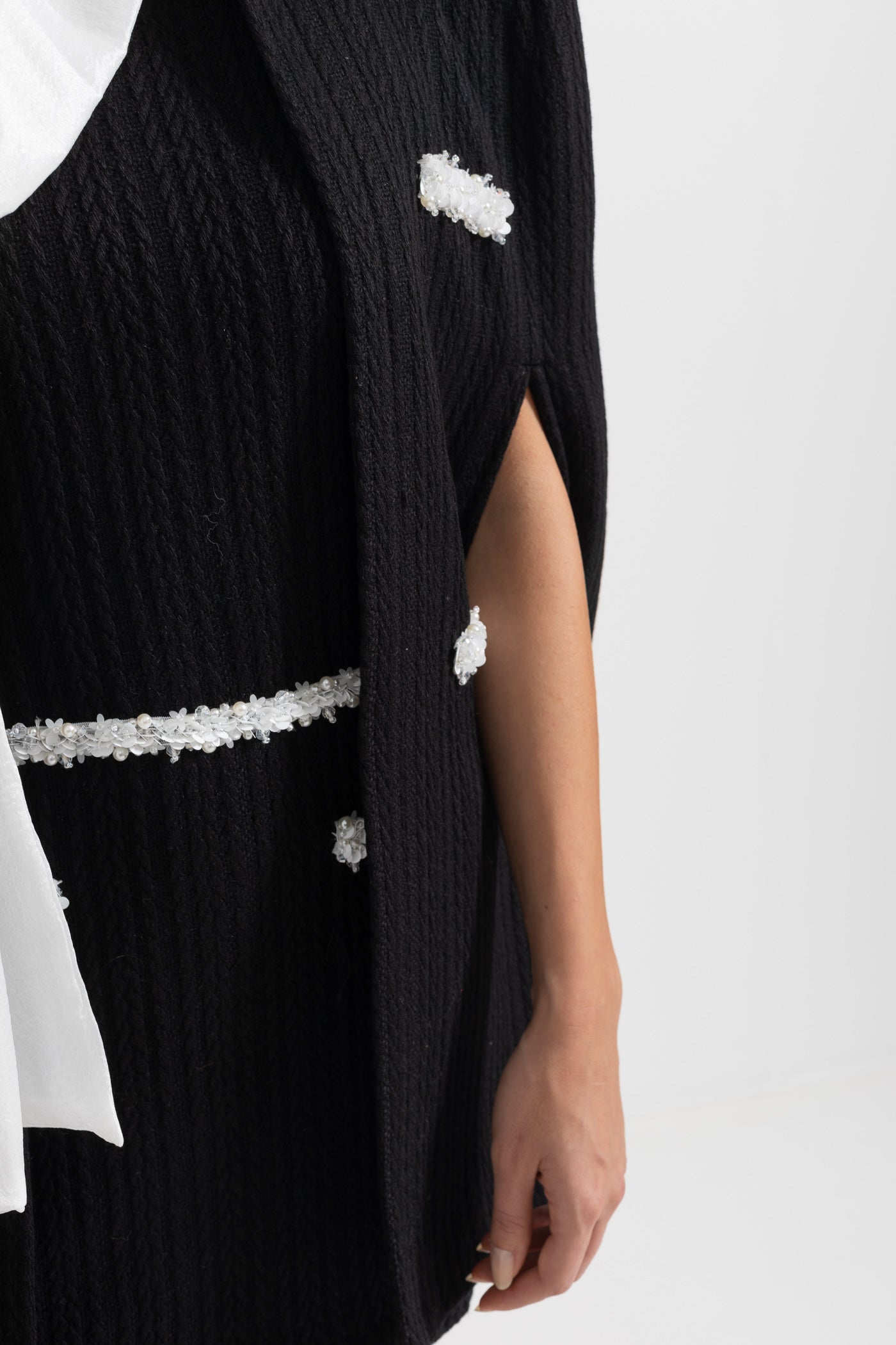Sobretudo Texturizado Elegante com Detalhe de Laço Branco - Preto